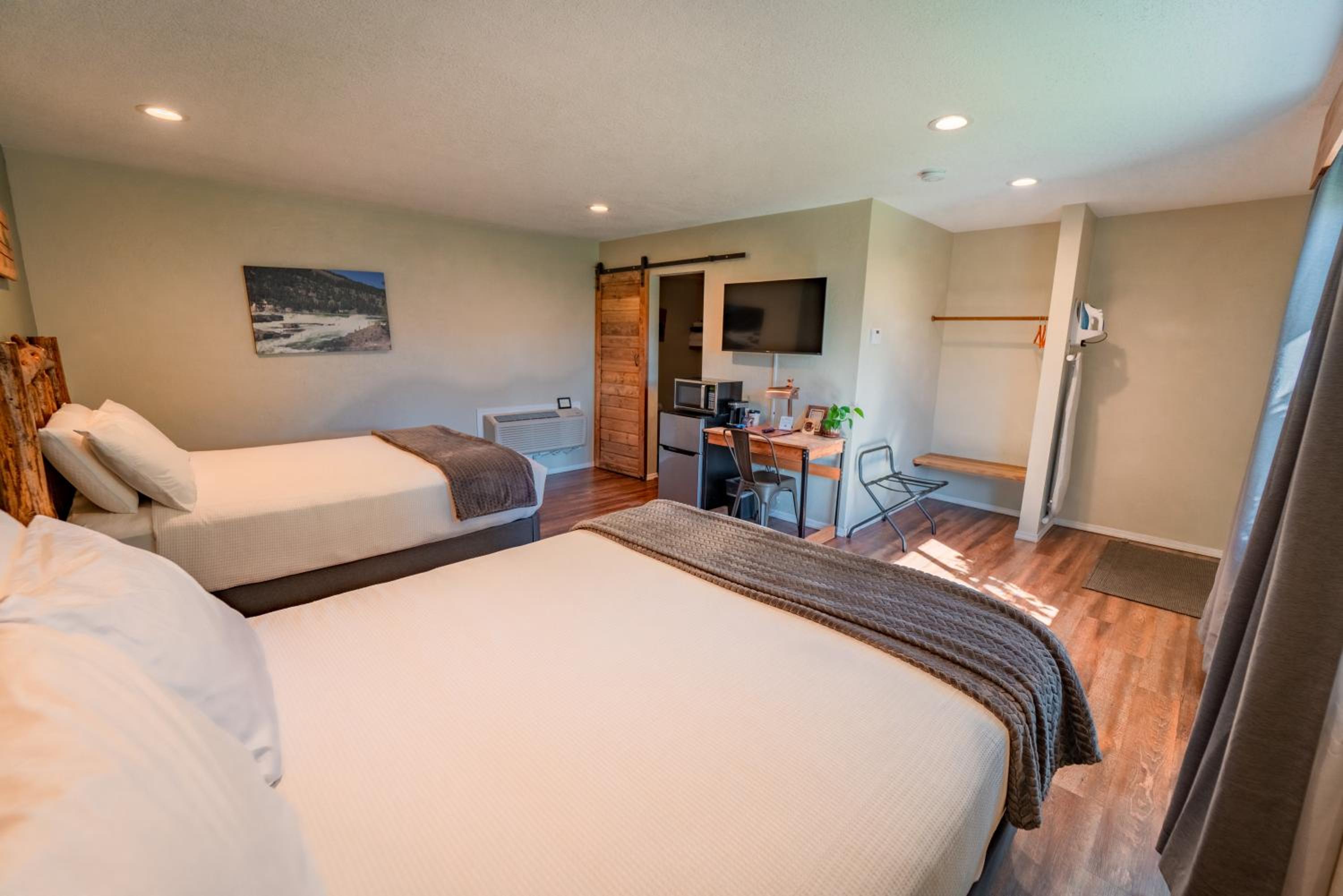 Queen Room with Two Queen Beds photo 3