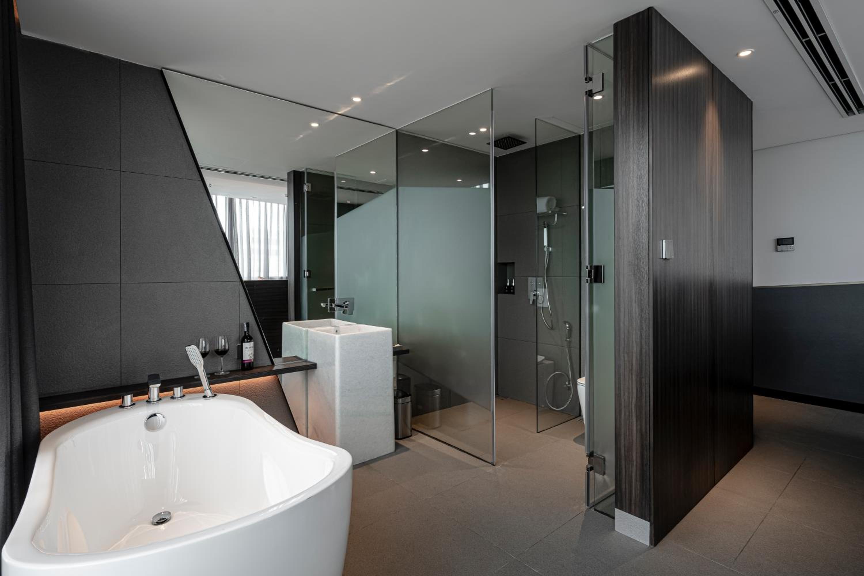 Suite with Balcony and City View - Photo 3