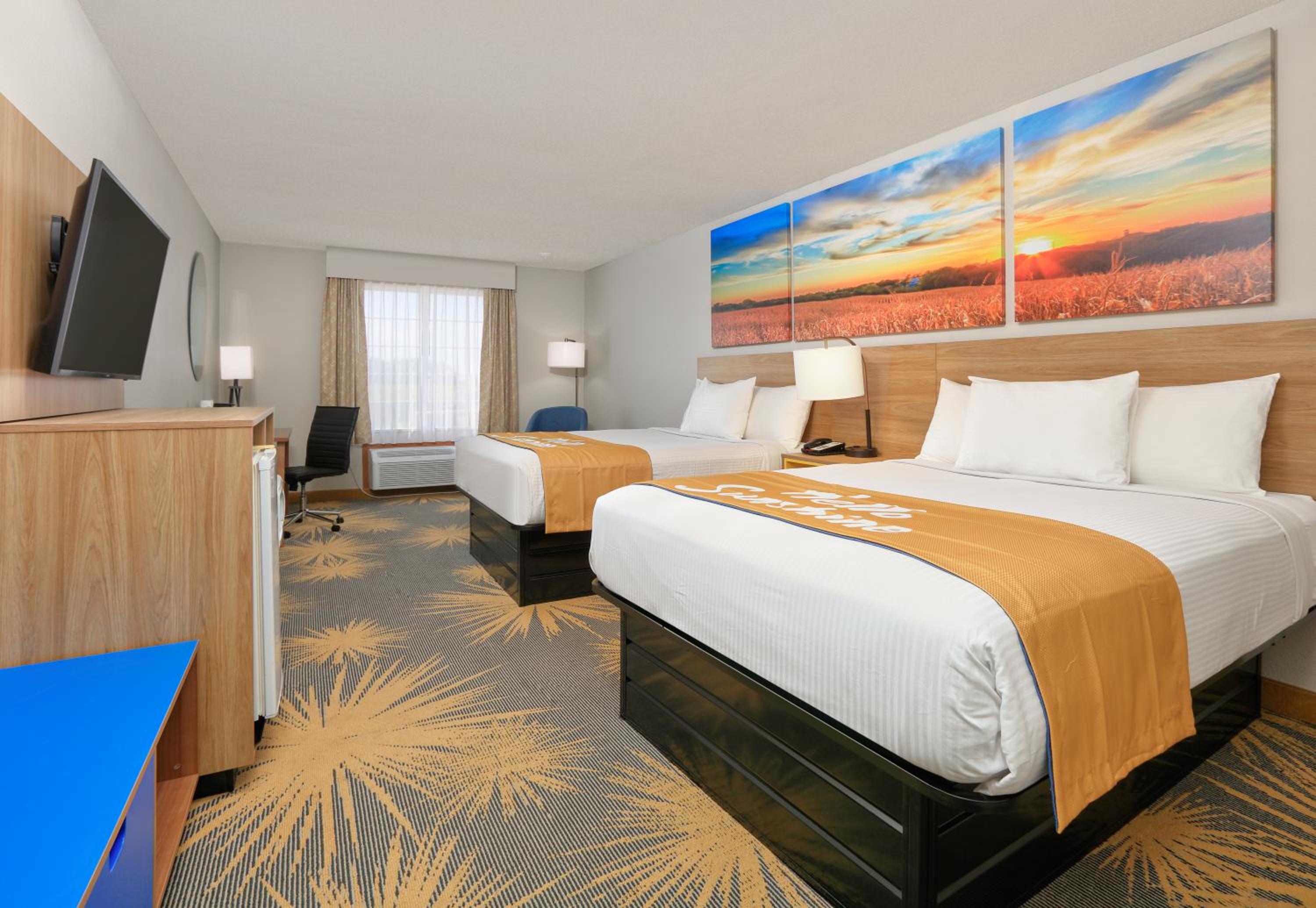 Queen Room with Two Queen Beds - Non-Smoking - Photo 1