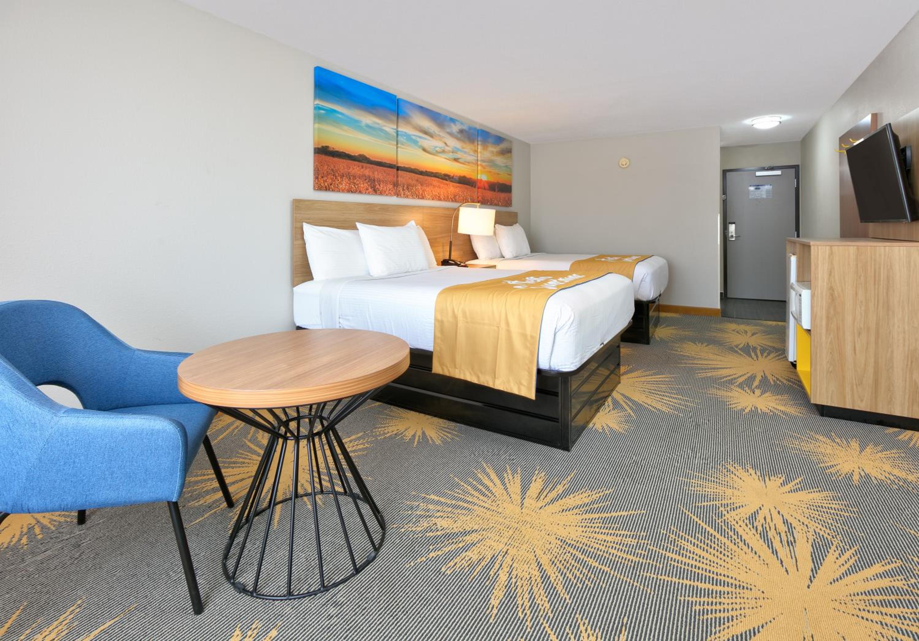 Queen Room with Two Queen Beds - Non-Smoking - Photo 3