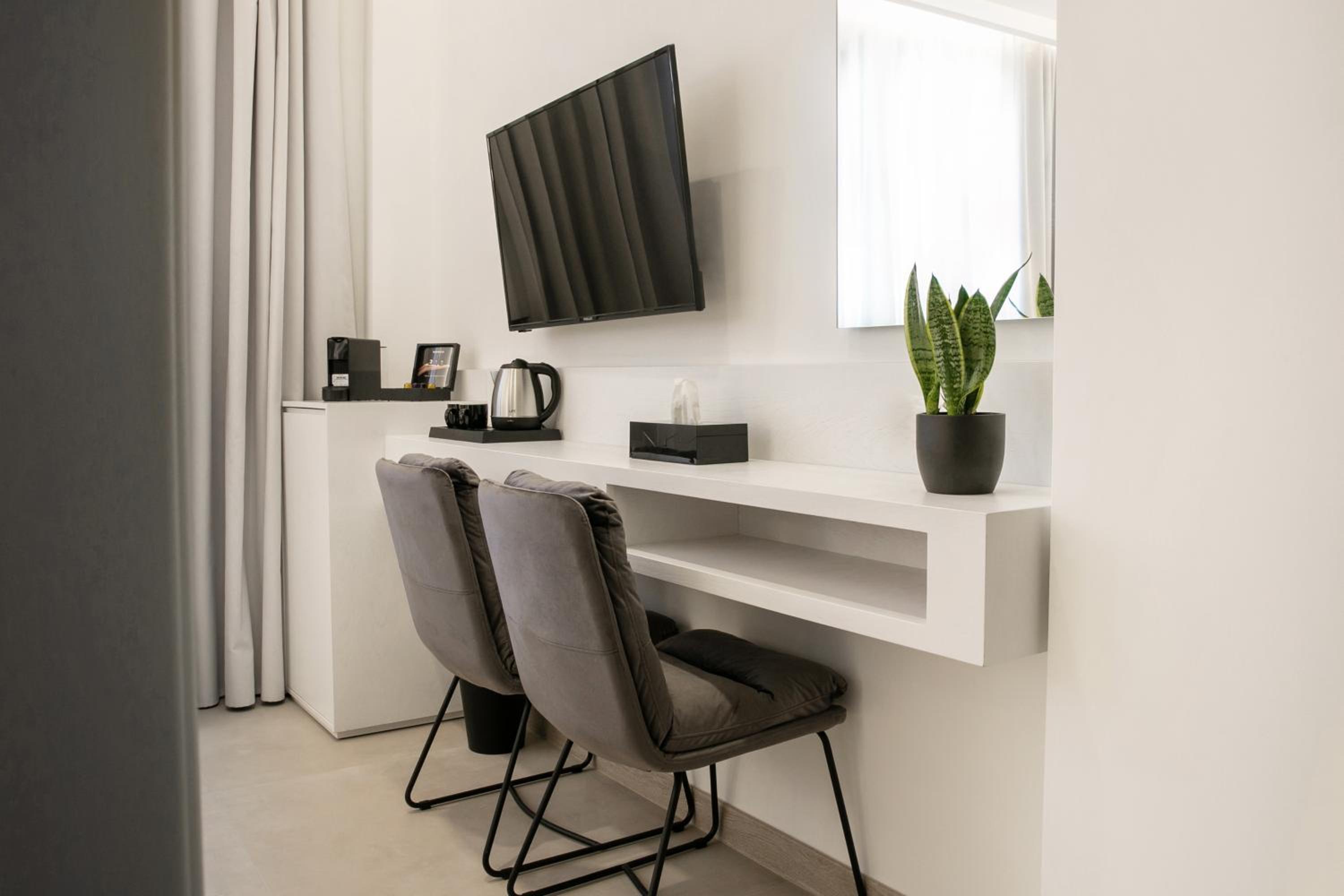 Large Double Room - Photo 4