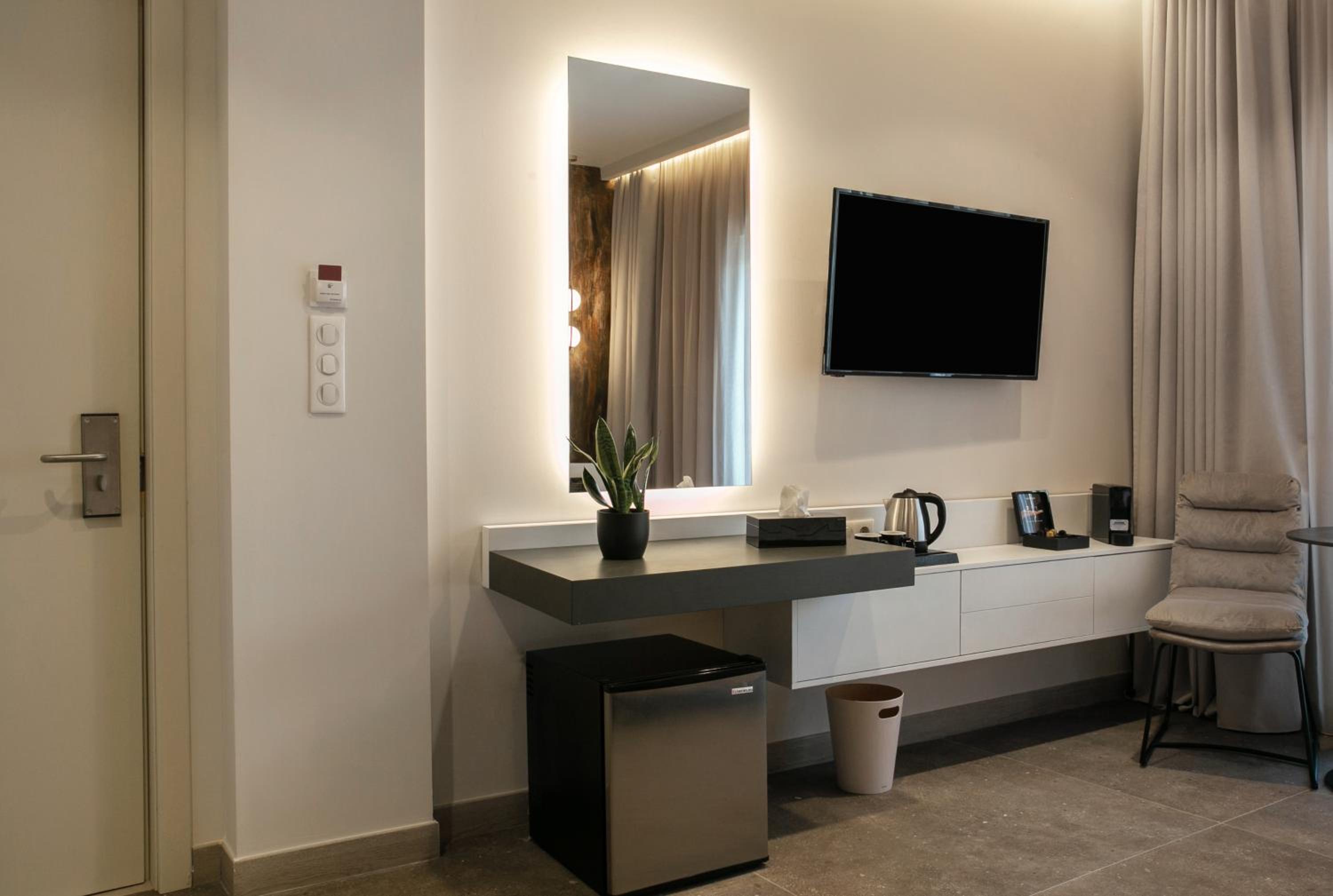 Double Room with Balcony - Photo 3