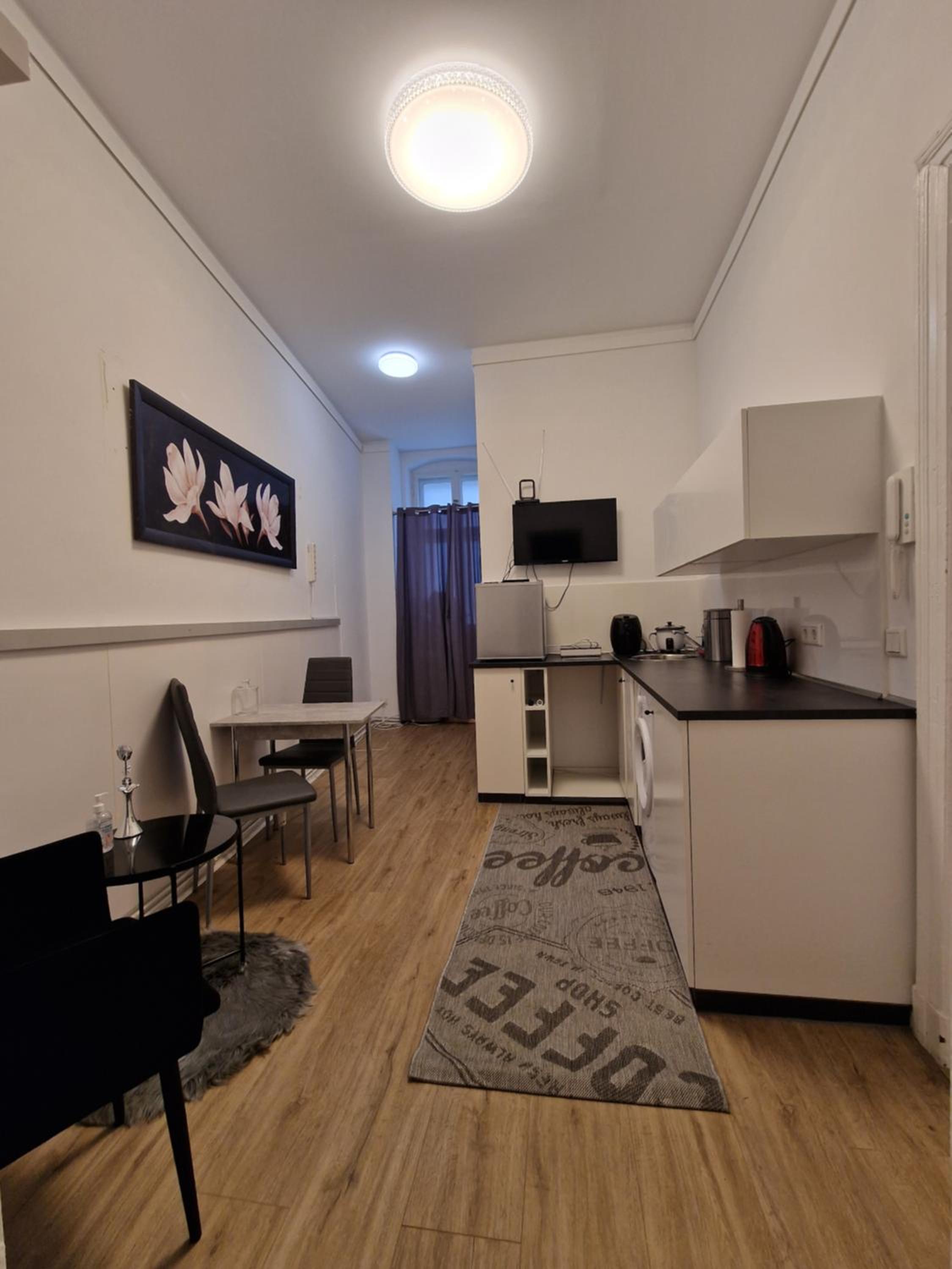 One-Bedroom Apartment photo 1