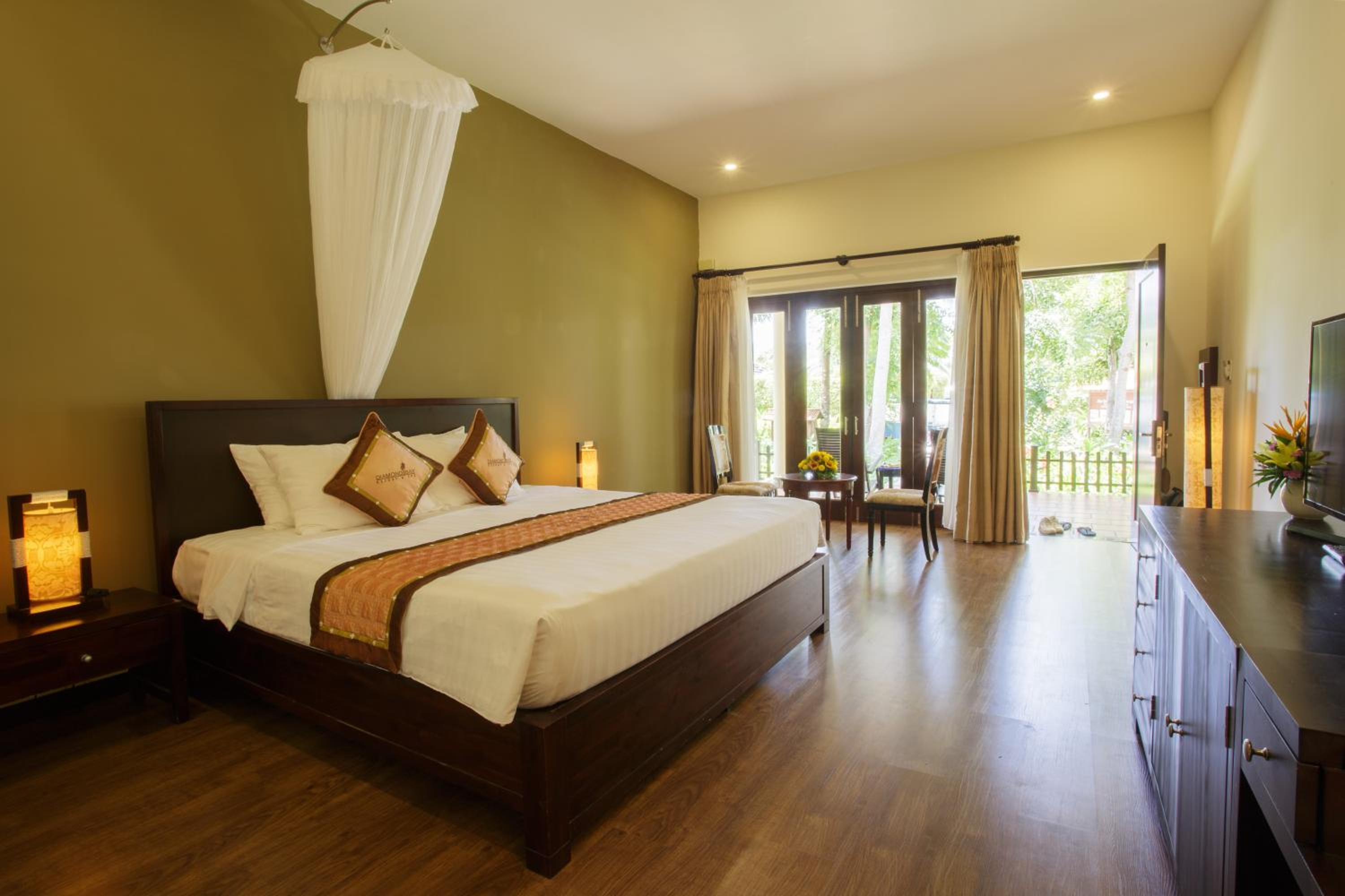 Diamond Bungalow with Garden View - Photo 12
