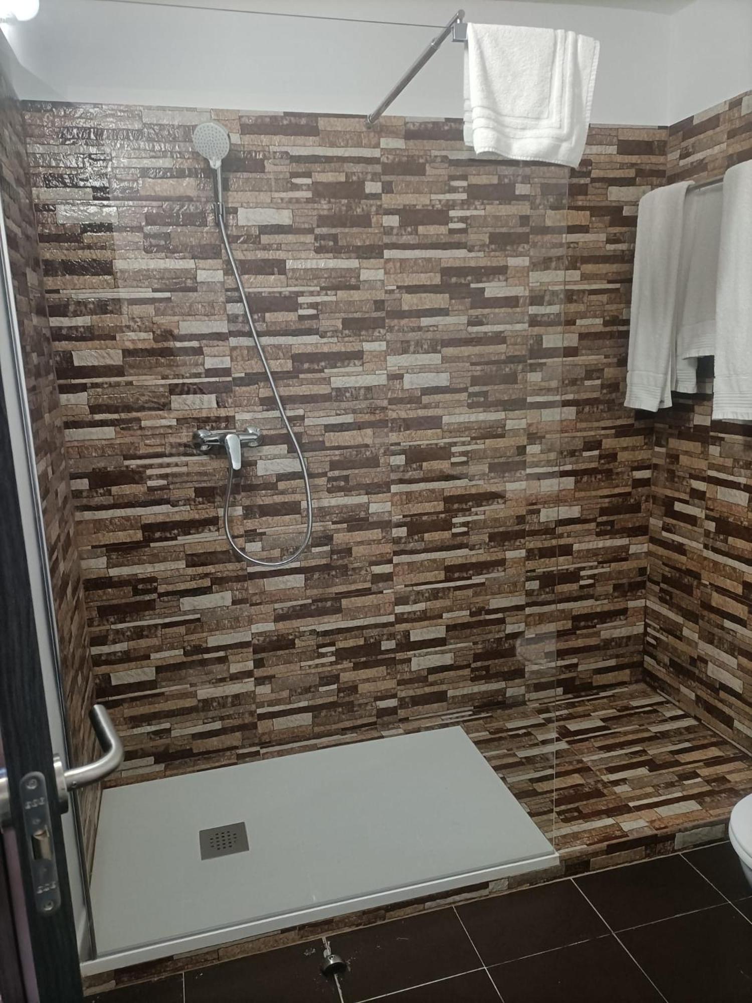 Standard Queen Room - Photo 8