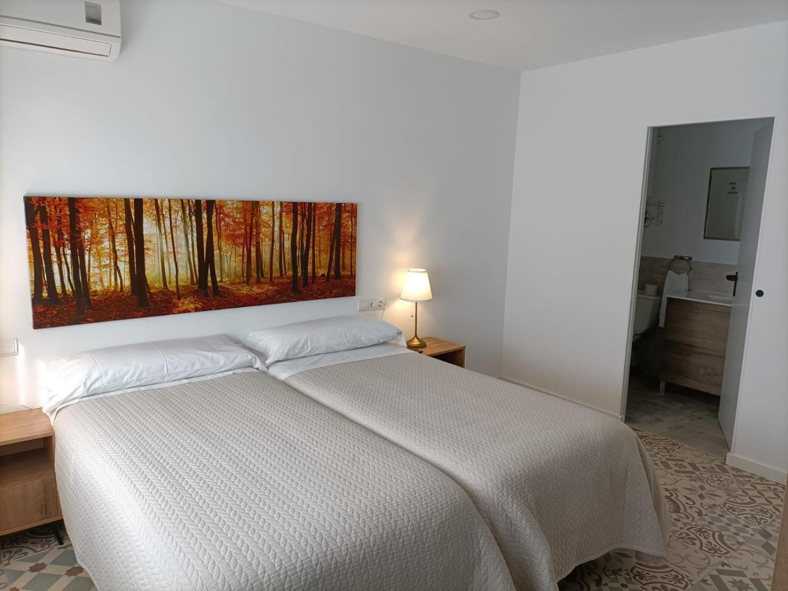 Double or Twin Room with Private Bathroom - Photo 4