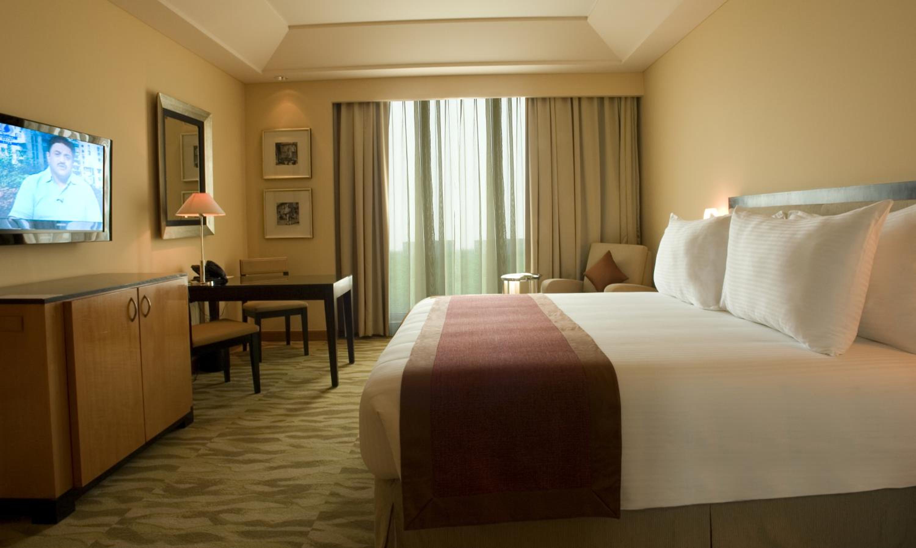 The Grand Club Room with 20% off on session of 30 mins Spa,15% off on food & soft beverage services,20% Discount on Laundry service Per stay per room - Photo 1
