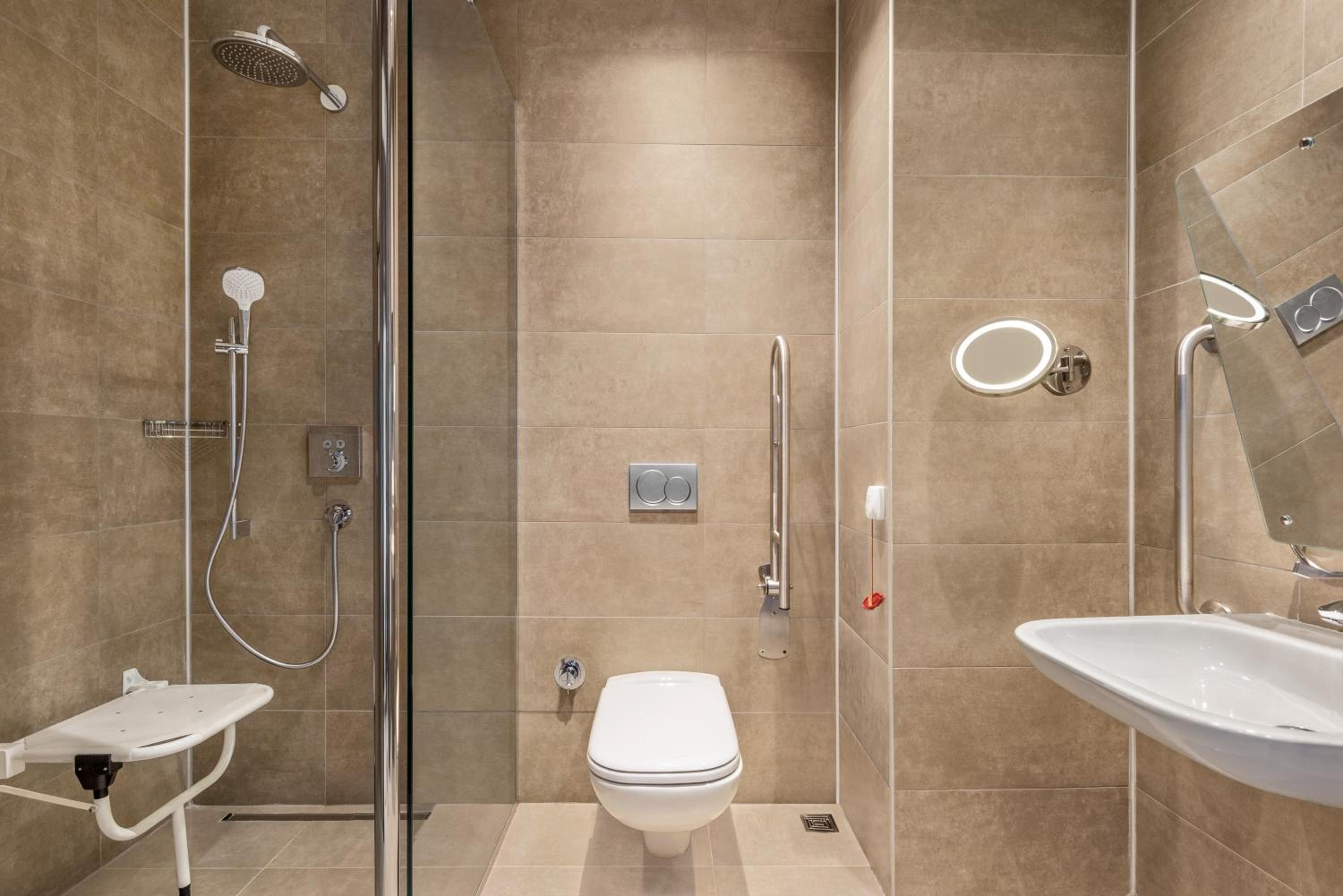 1 King Bed, Mobility Accessible Room, Bathtub w/ Grab Bars - Photo 2