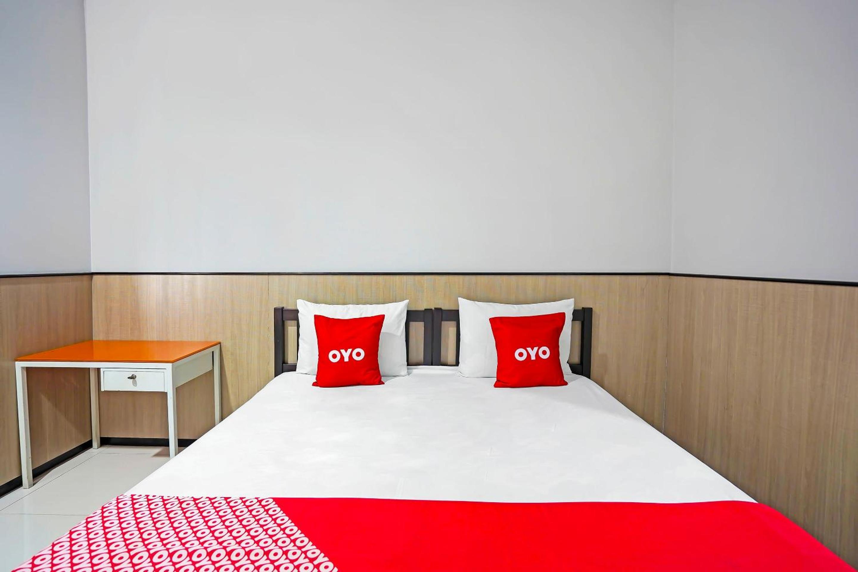 Deluxe King Room - Photo 7