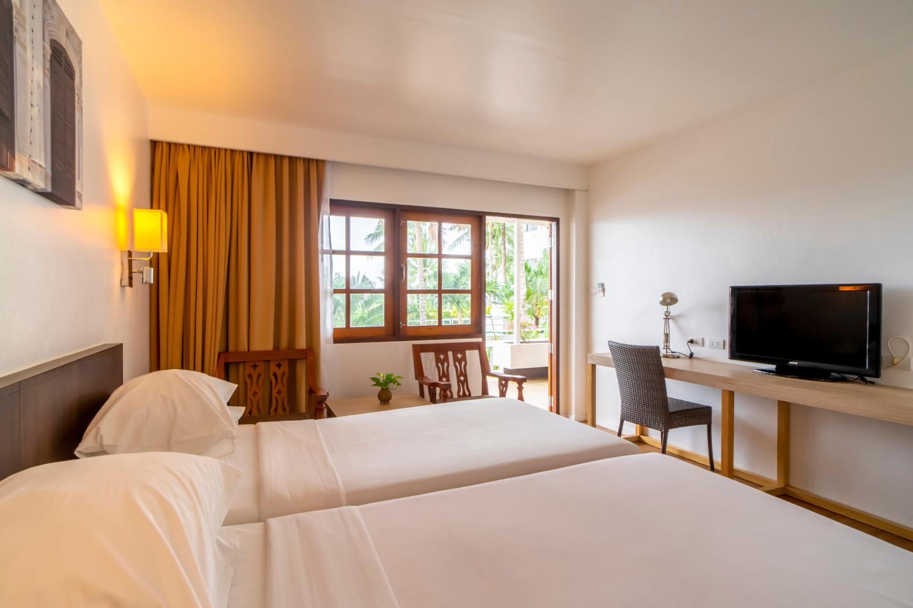 Superior Twin Room with Partial Ocean View - Photo 7