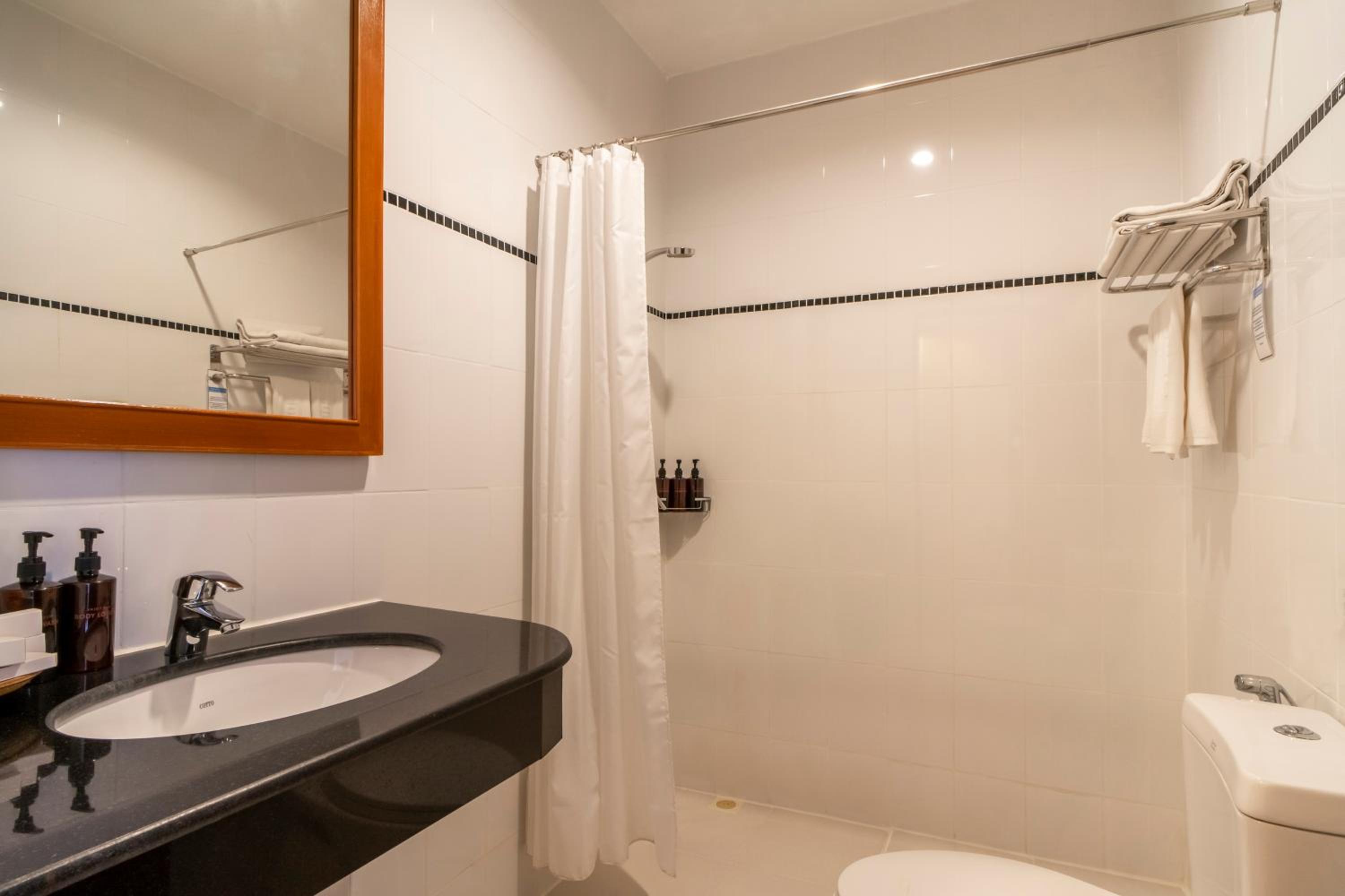 Superior Twin Room with Partial Ocean View - Photo 10