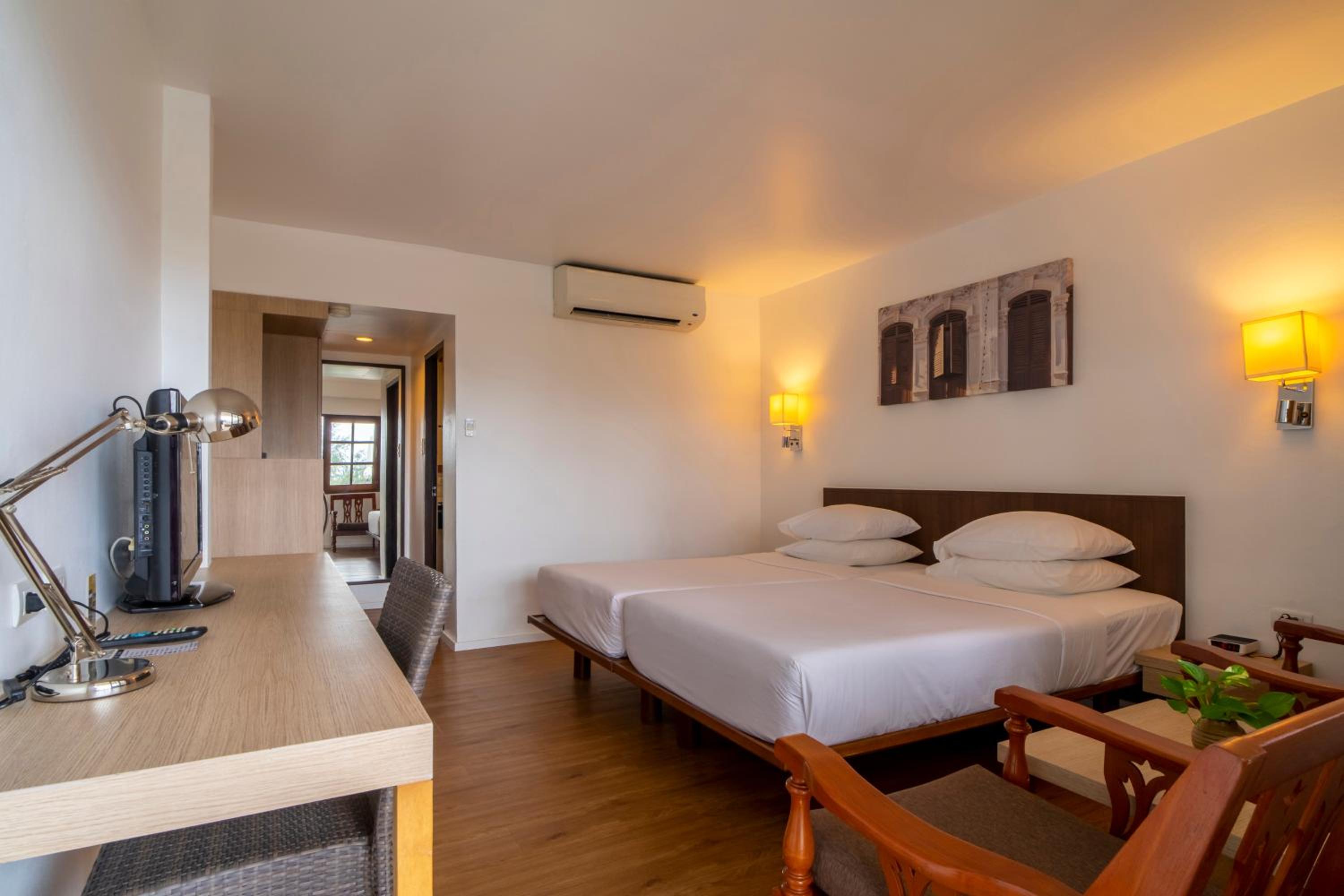 Superior Twin Room with Partial Ocean View - Photo 9