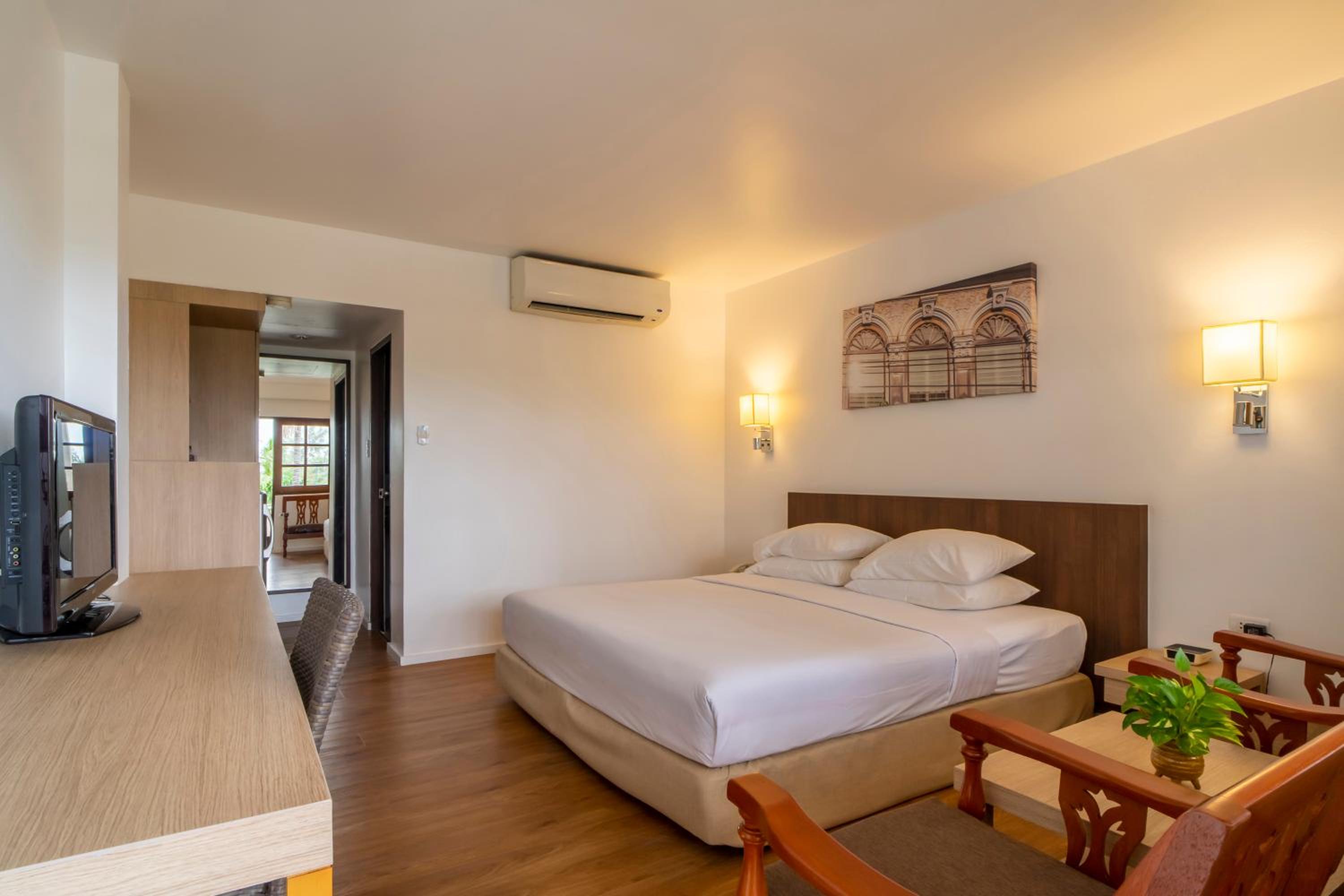 Superior King Room with Partial Ocean View - Photo 8
