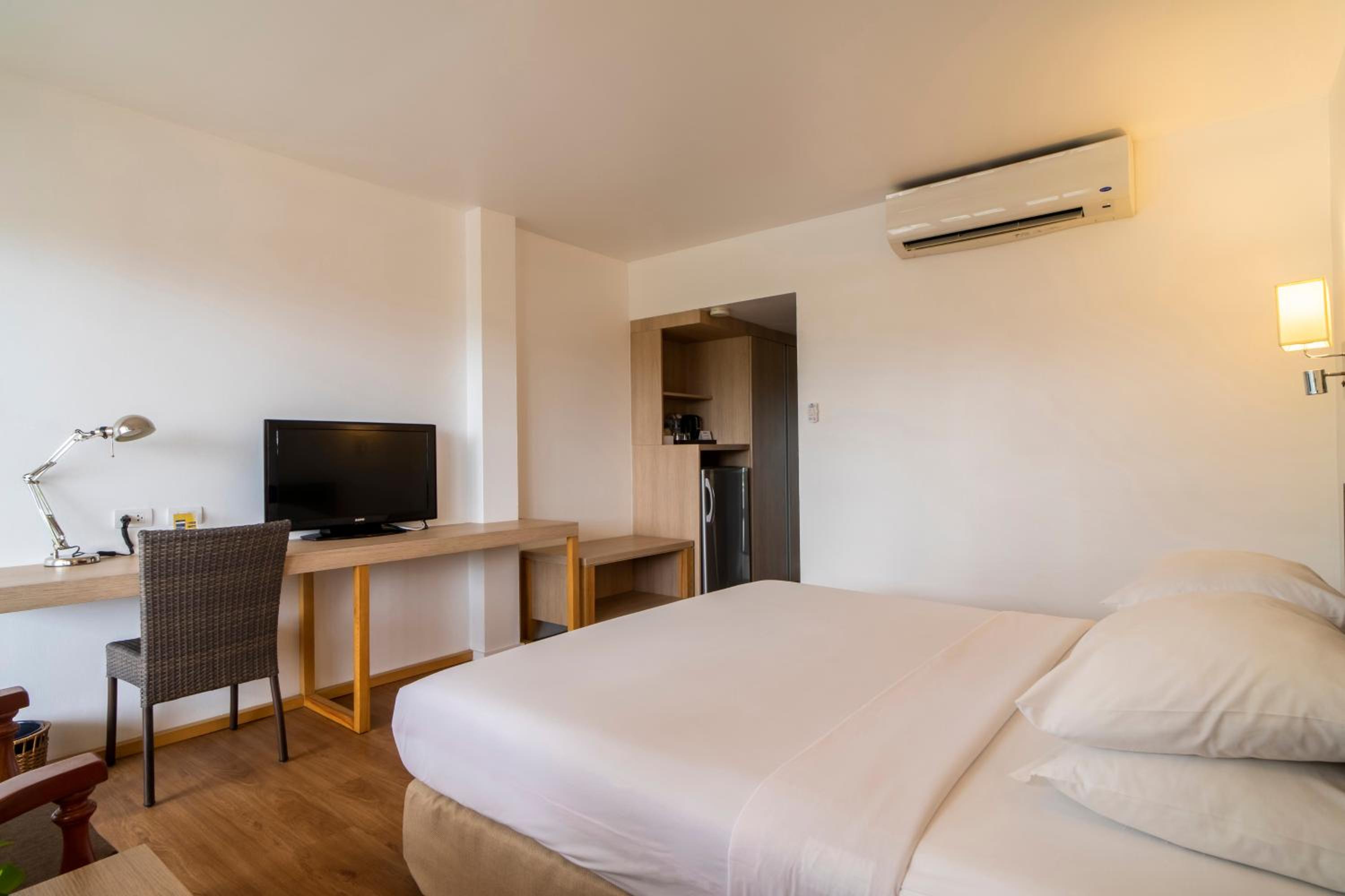Superior King Room with Partial Ocean View - Photo 9