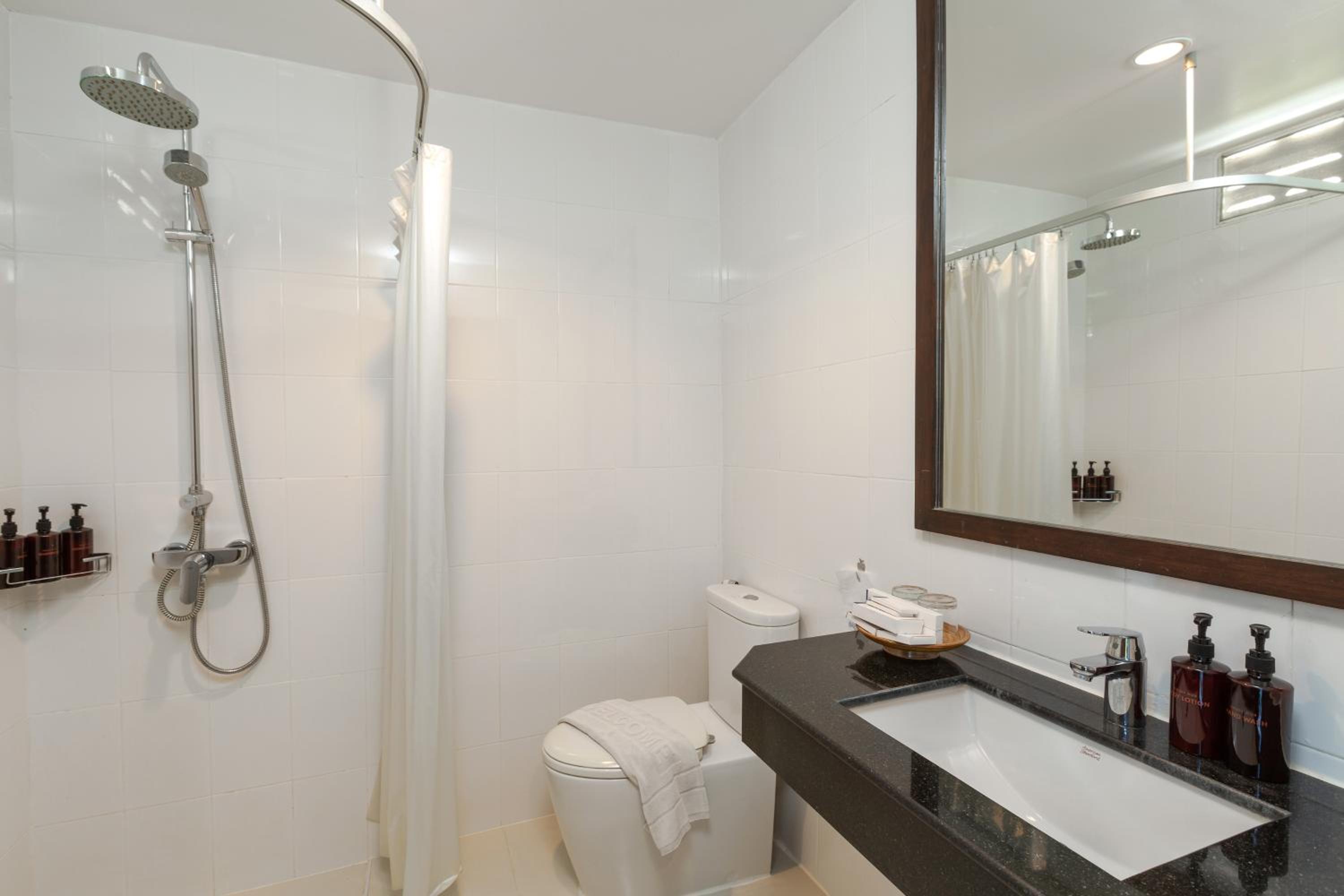 Superior King Room with Partial Ocean View - Photo 10