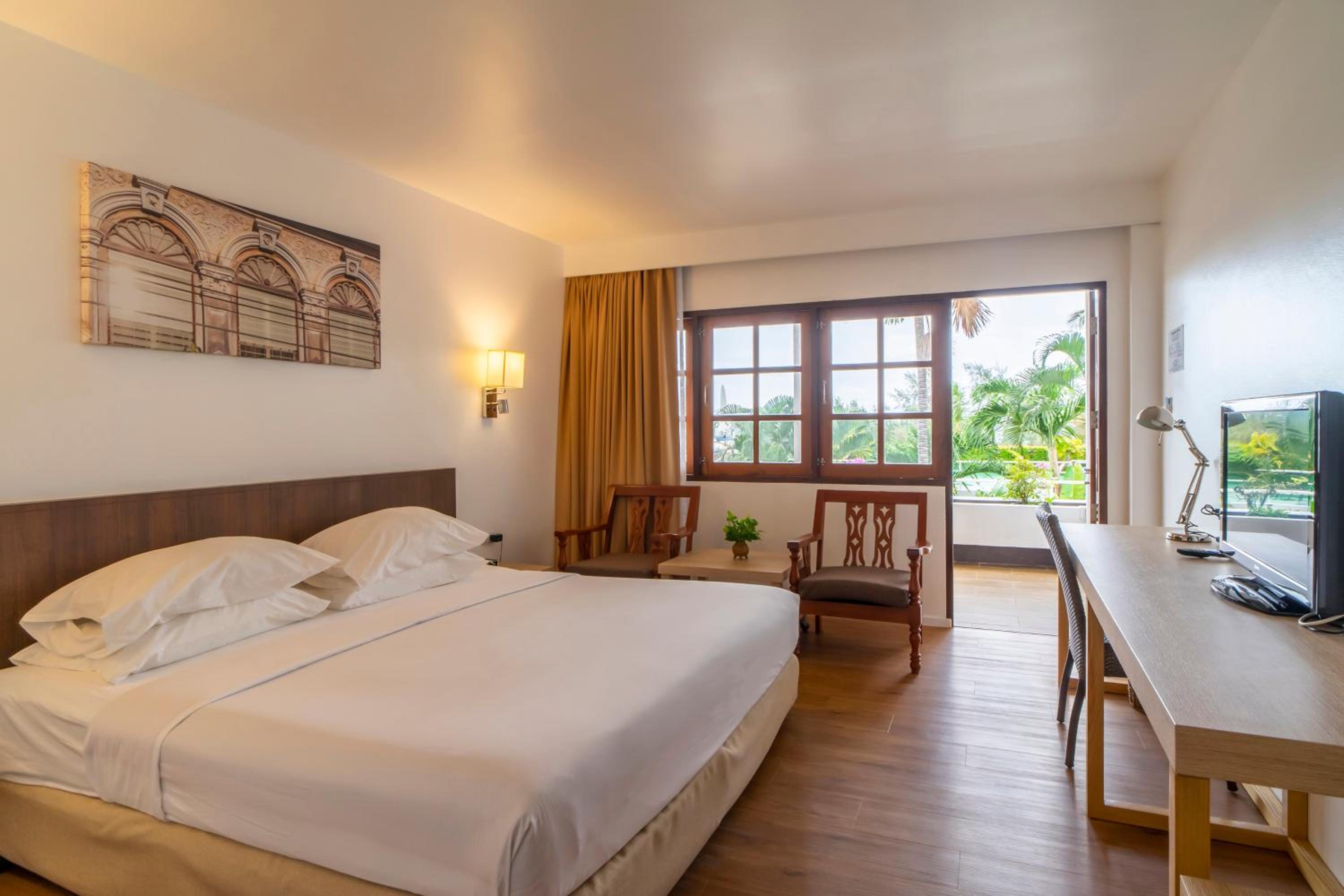Superior King Room with Partial Ocean View - Photo 3