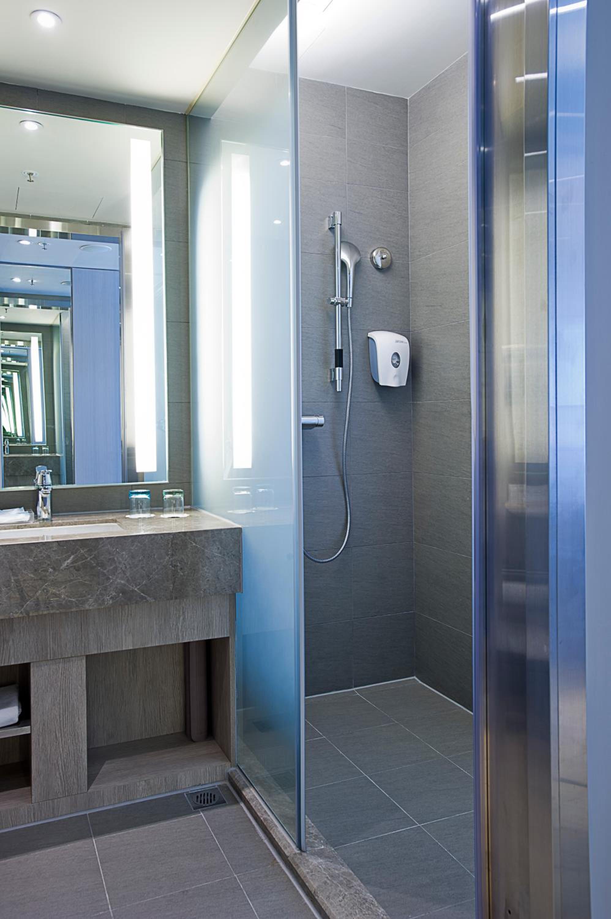 Standard Queen Room with Walk-In Shower photo 3