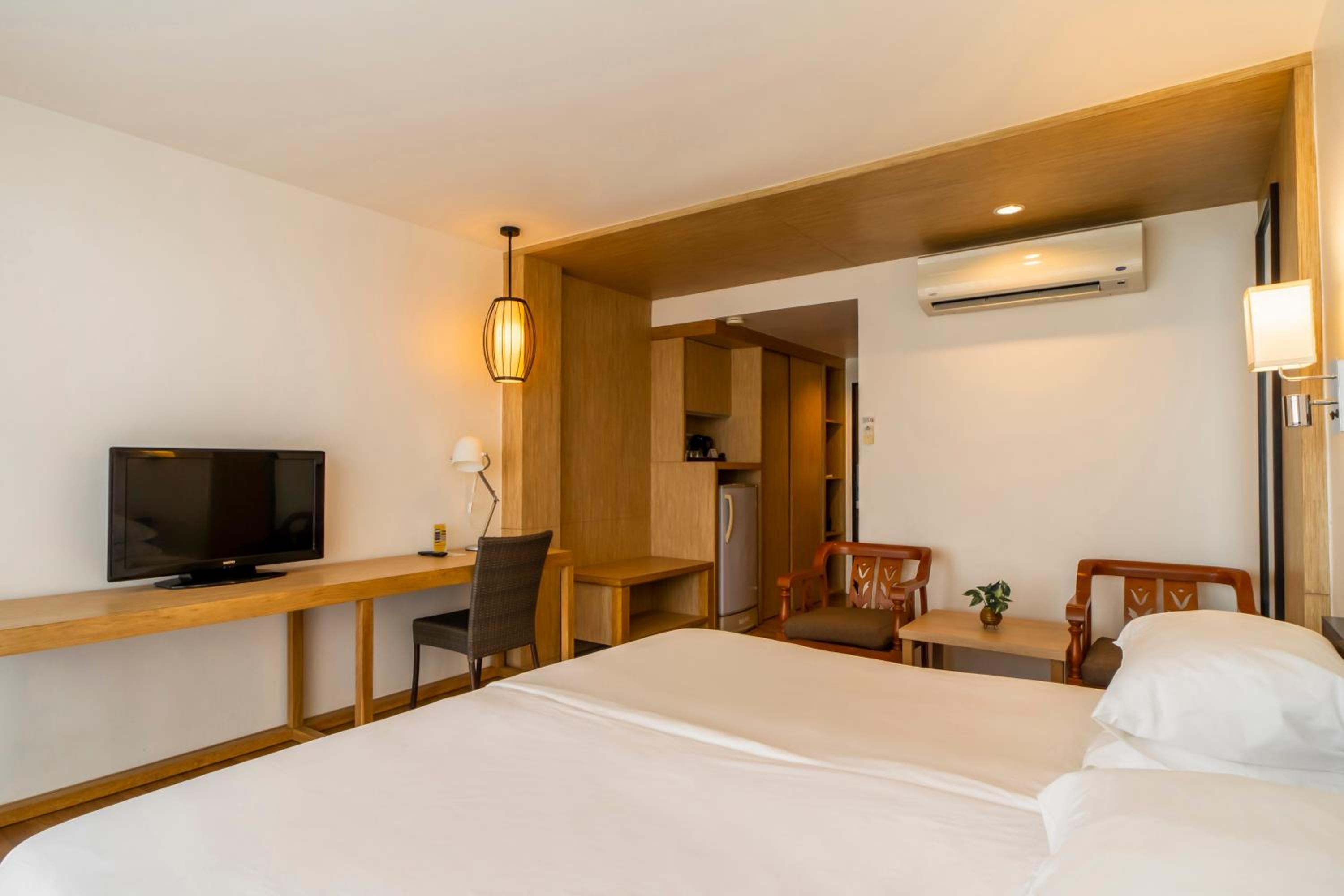 Deluxe King Room - Photo 3