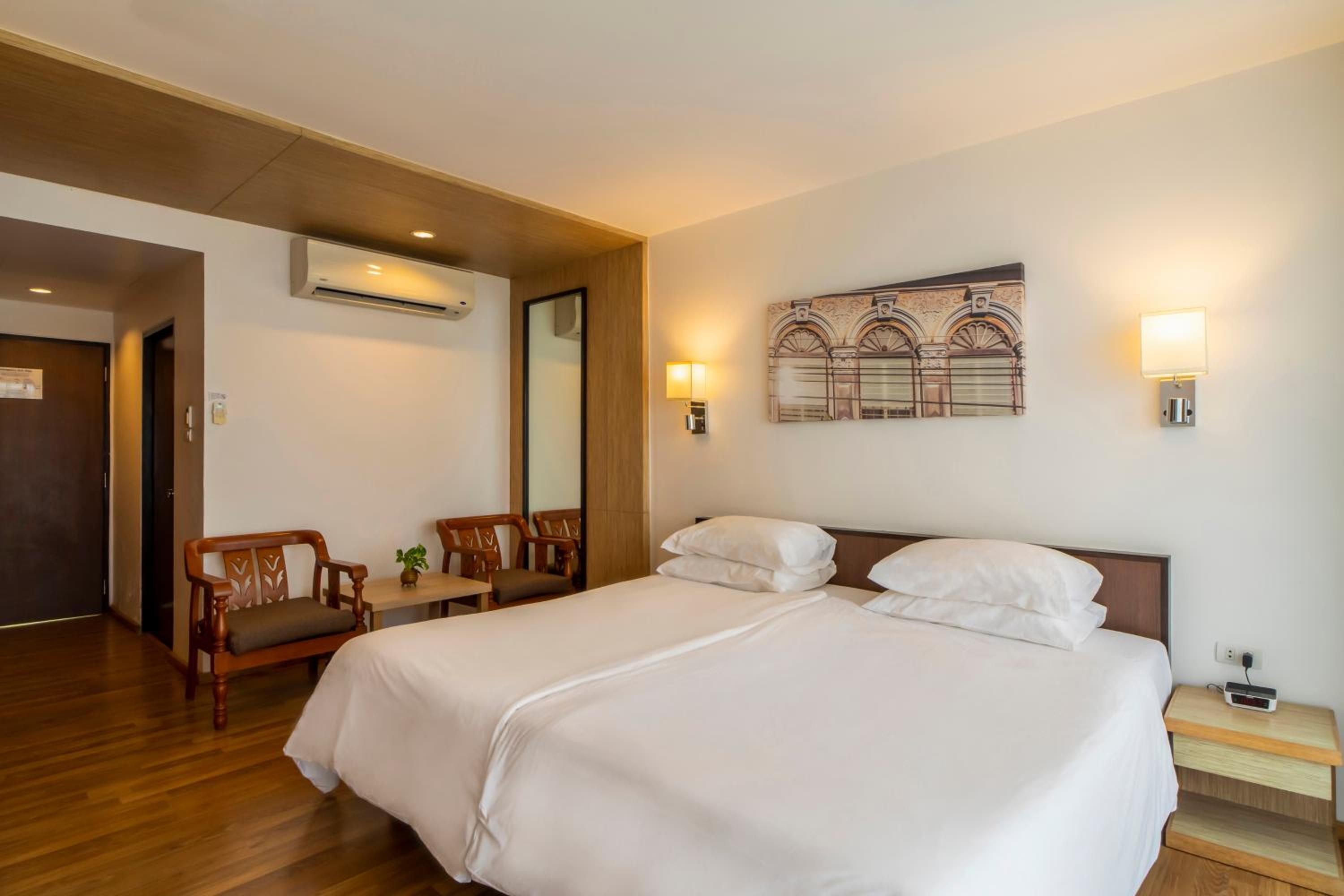 Deluxe King Room - Photo 5