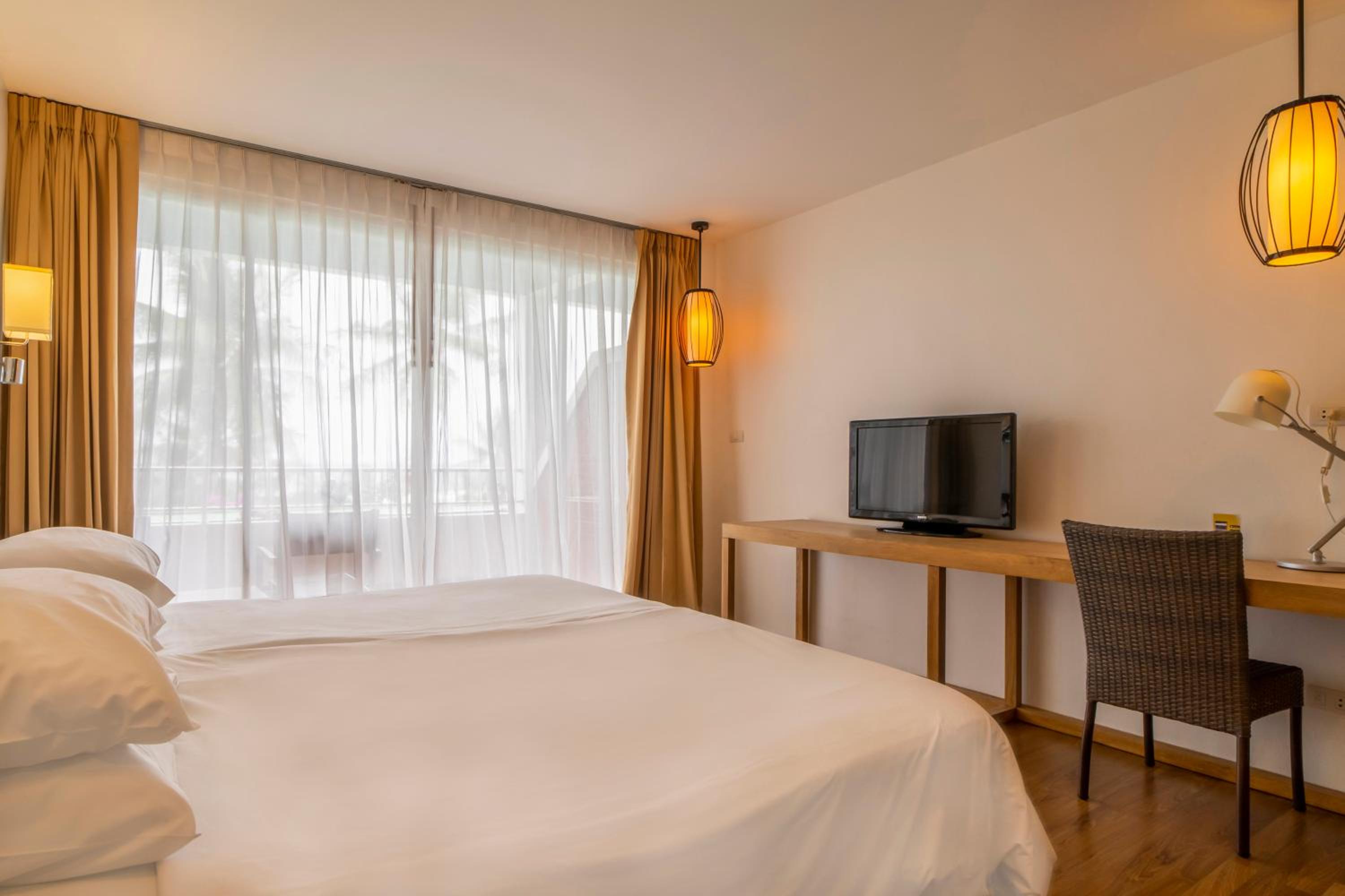 Deluxe King Room - Photo 6