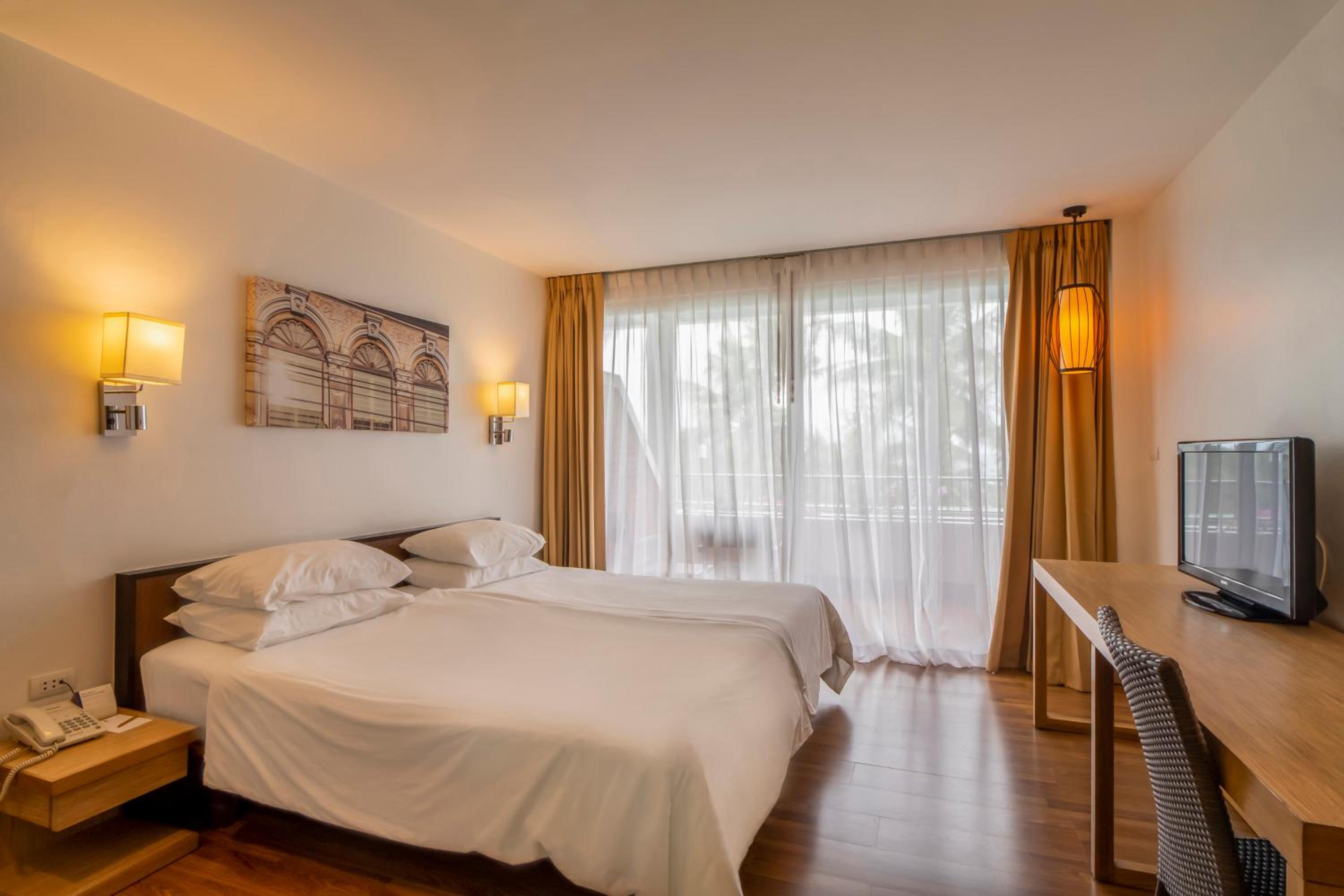 Deluxe King Room - Photo 7