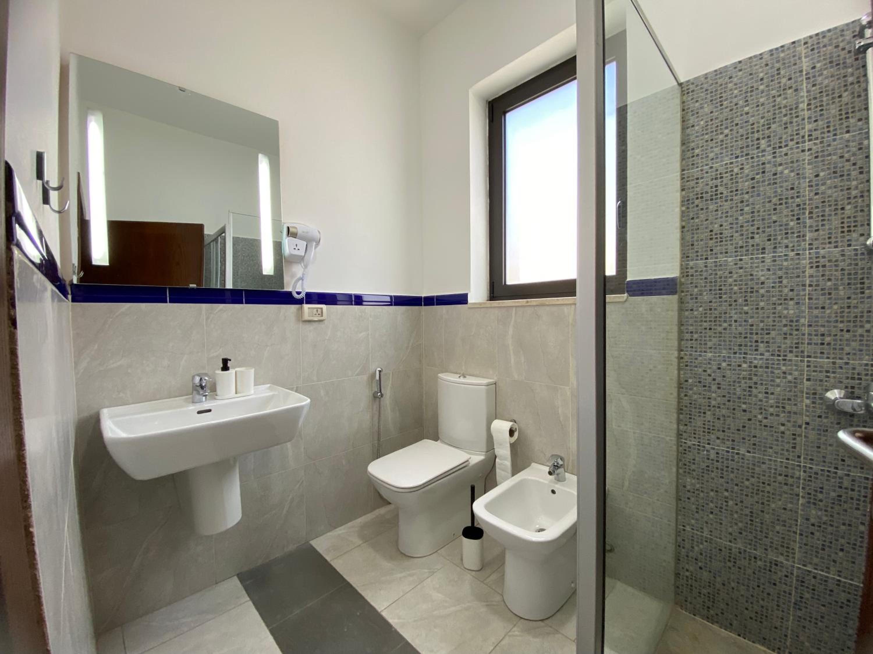 Double Room with Private Bathroom - Photo 31