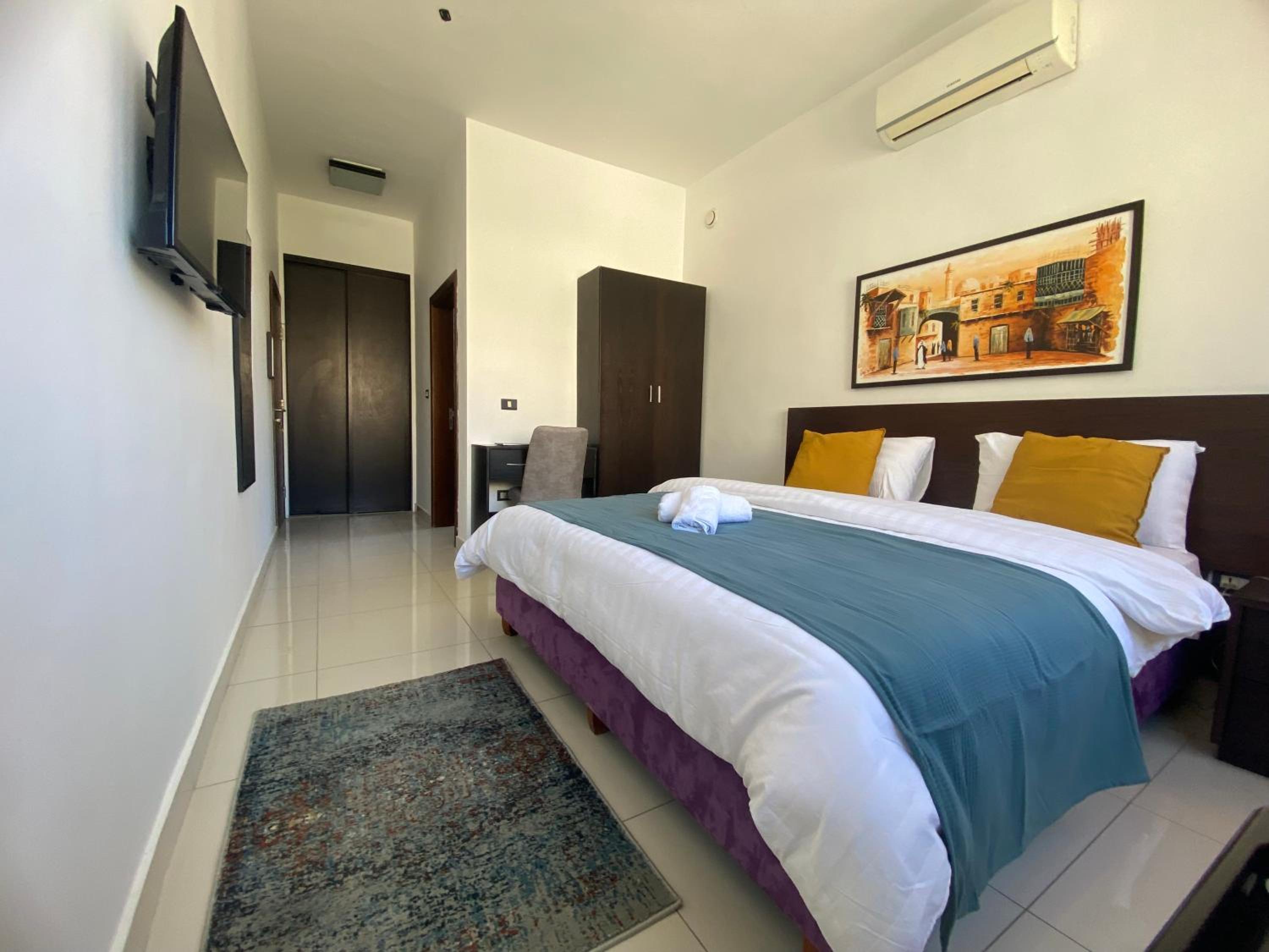 Double Room with Private Bathroom - Photo 8