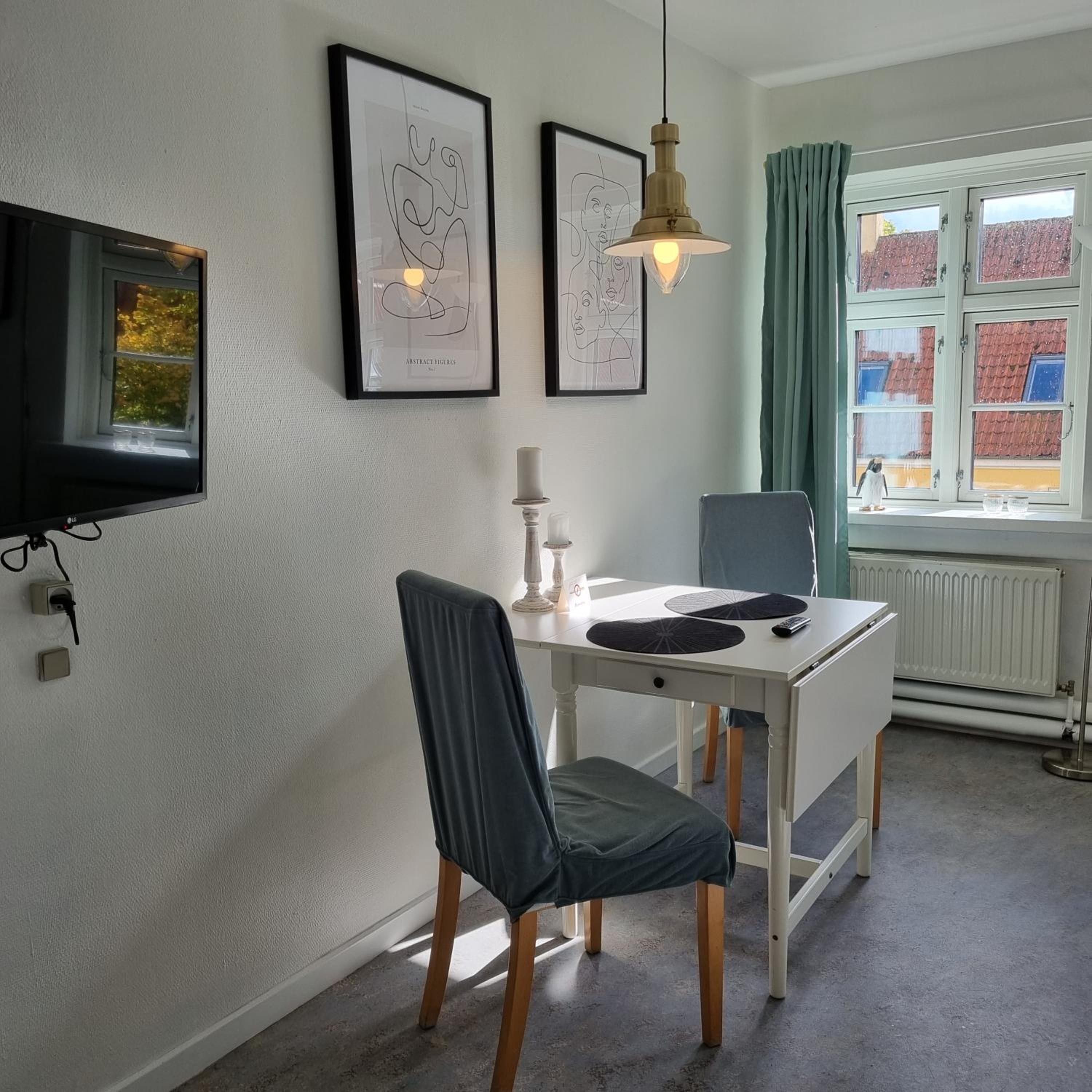 Deluxe Double Room with Private Bathroom - Photo 4