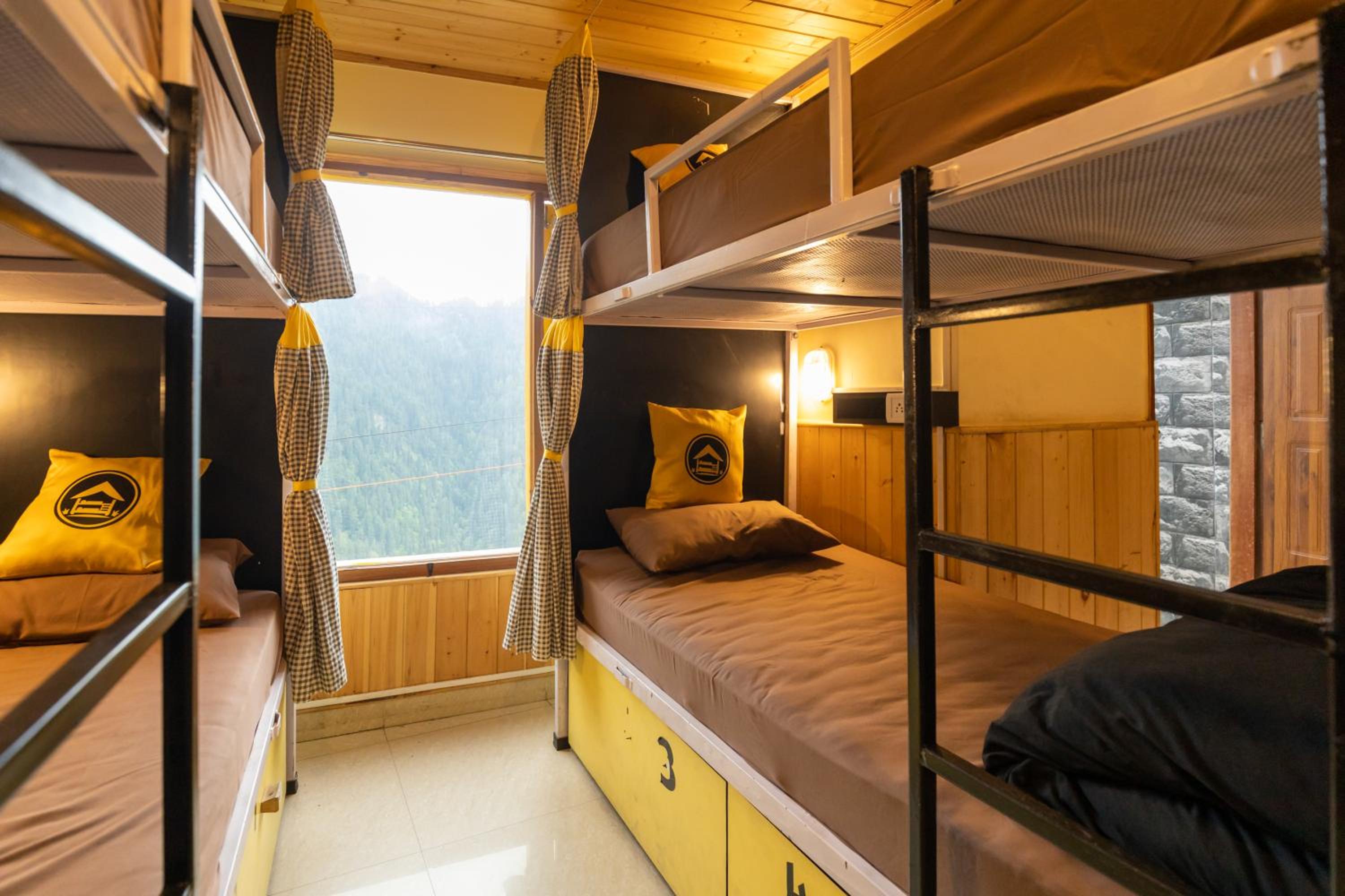 Bed In 6 Bed Mixed Dormitory With Balcony photo 2