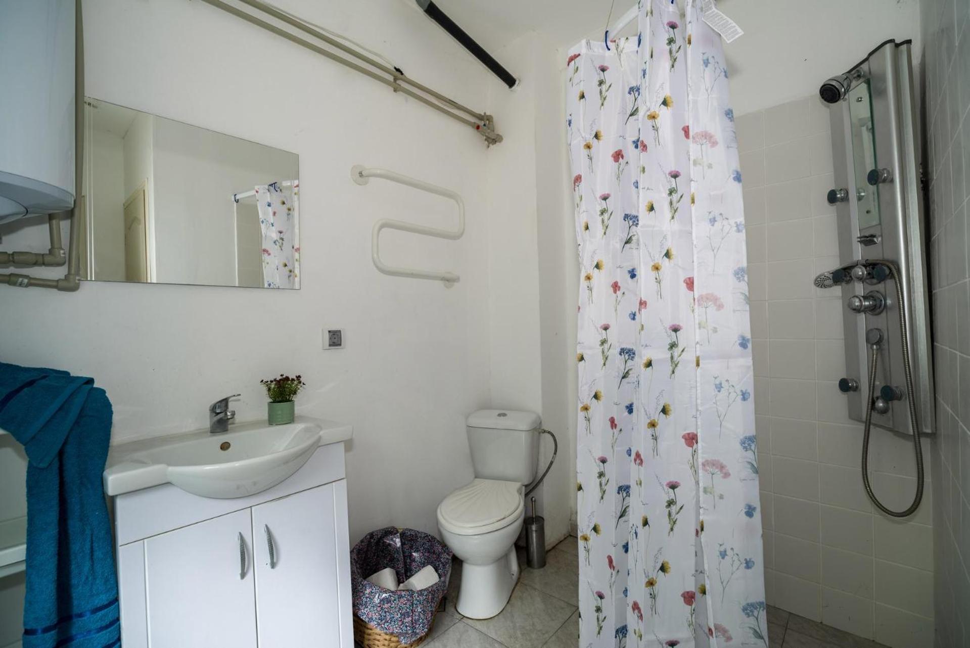 Deluxe Double Room with Balcony - Photo 12