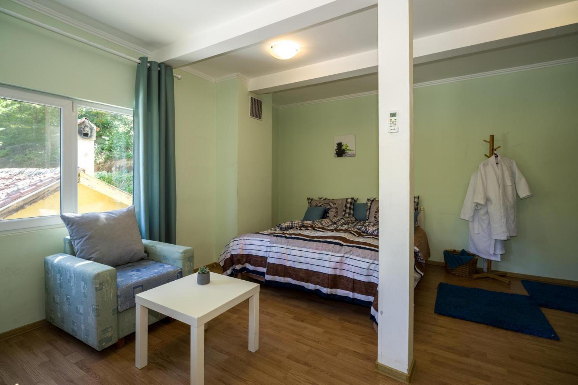 Deluxe Double Room with Balcony - Photo 4