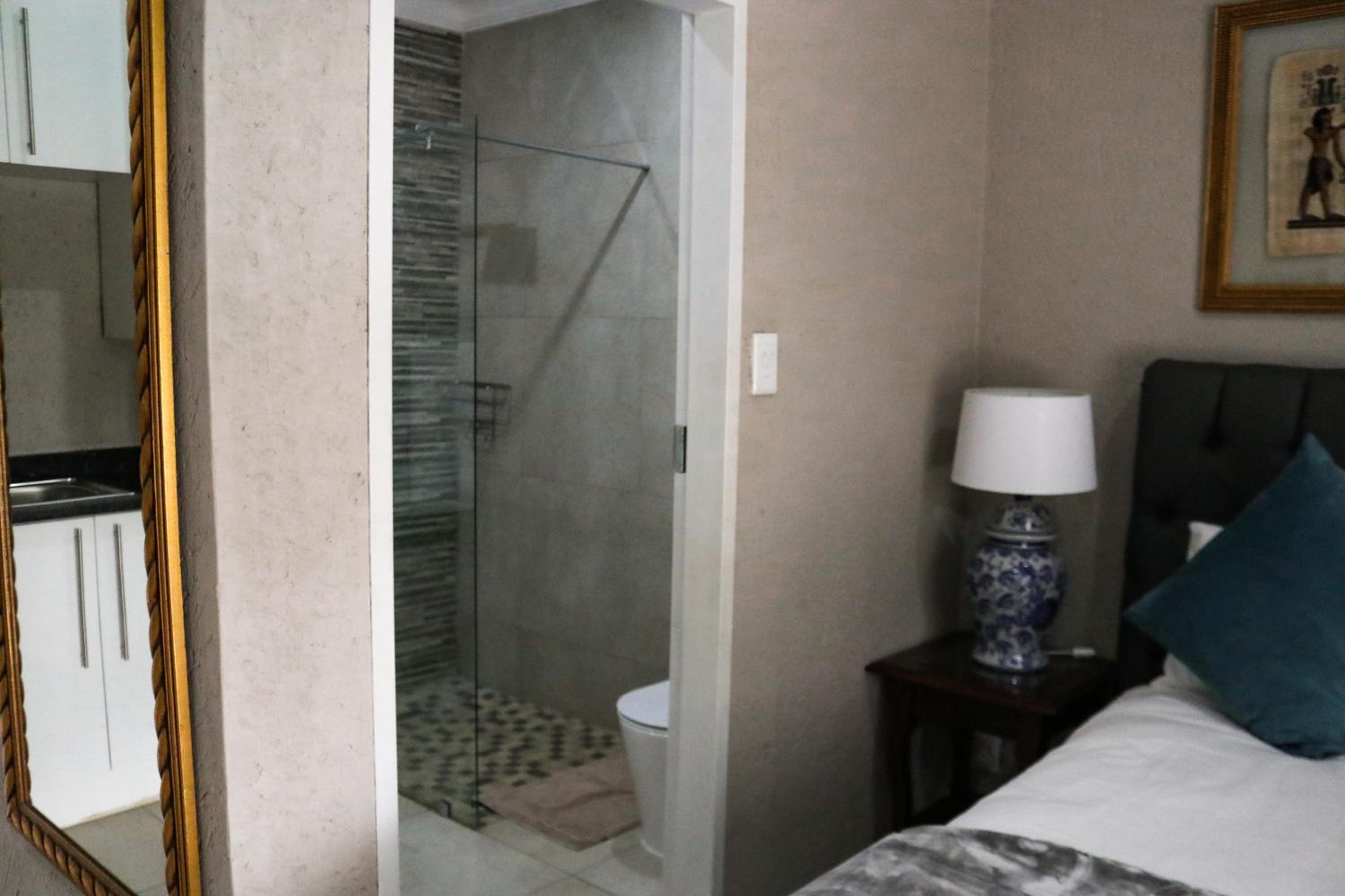 Suite - Photo 9