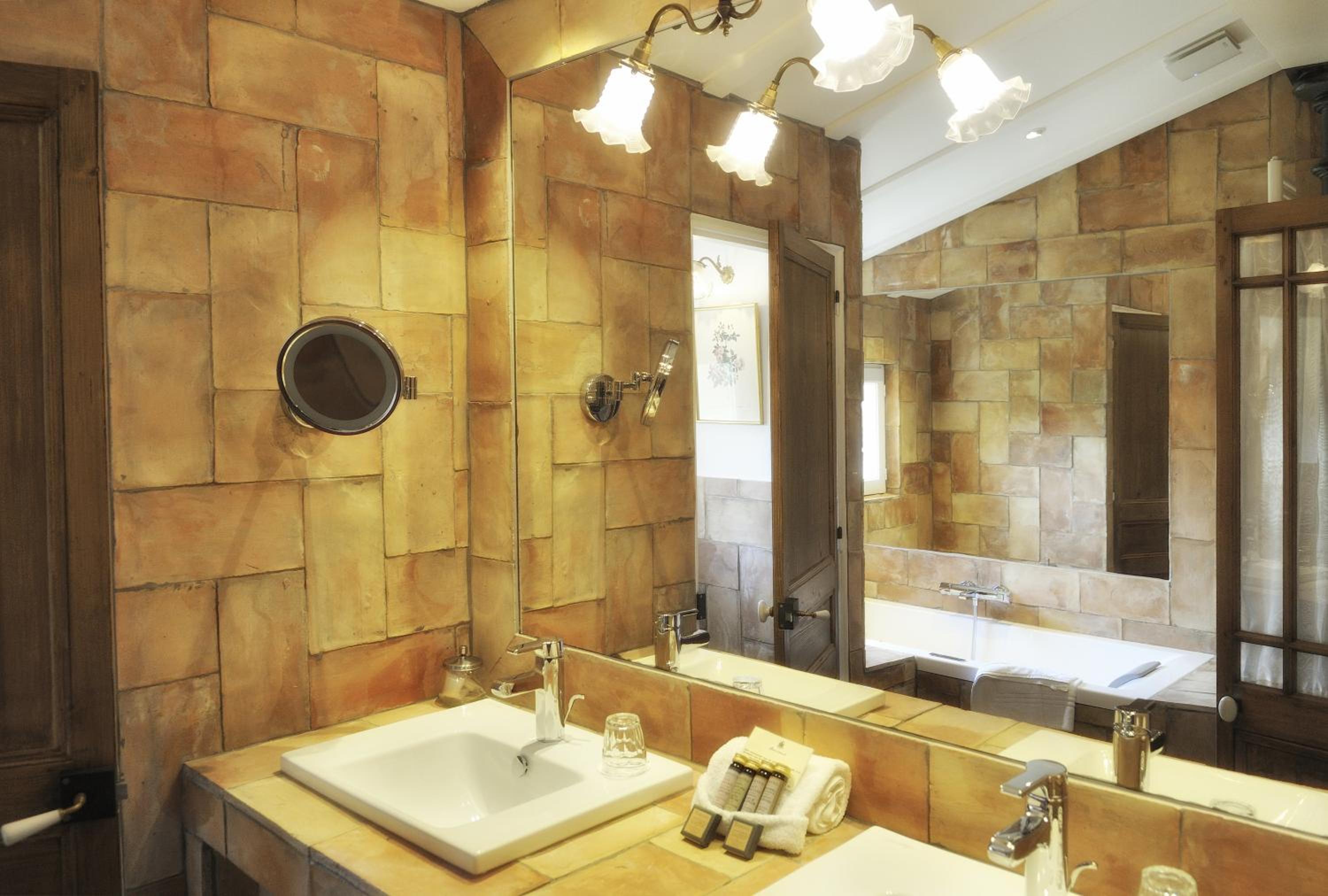 Suite - Main Building - Photo 5