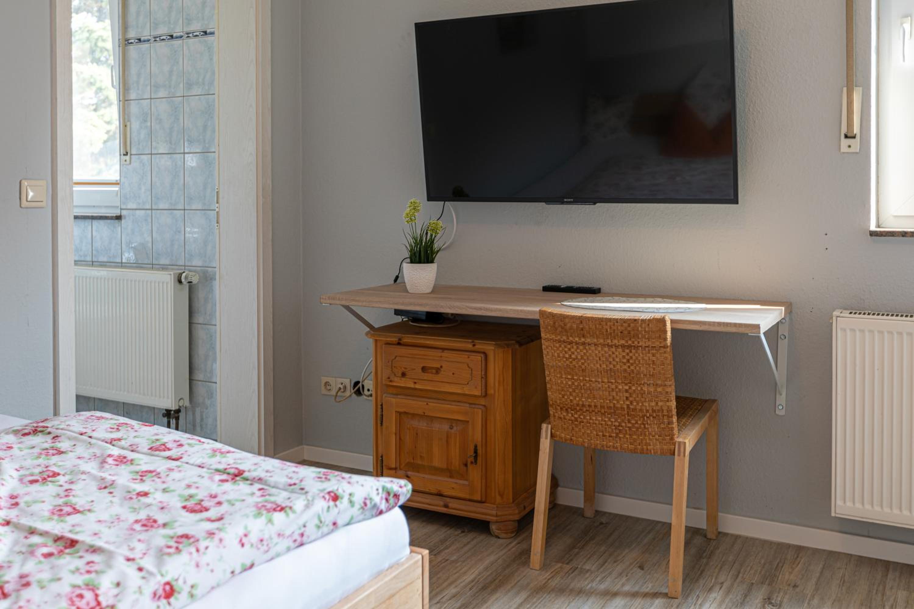 Single Room with Private Bathroom photo 2