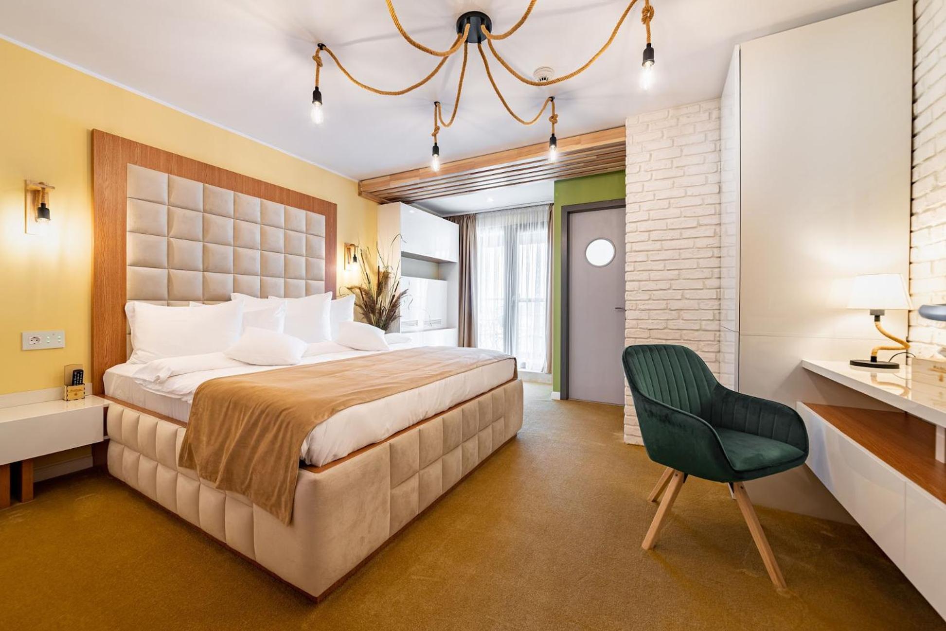 Amyntas Deluxe Room with balcony and marina view - Photo 1