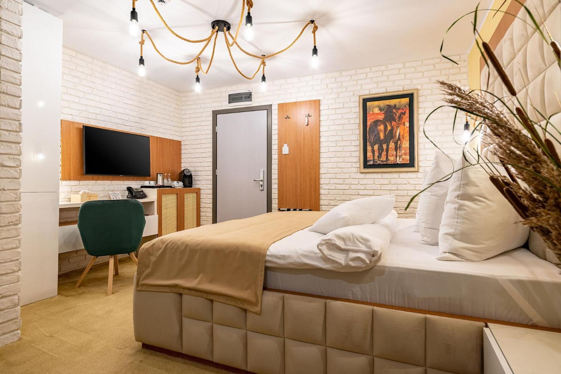 Amyntas Deluxe Room with balcony and marina view - Photo 3