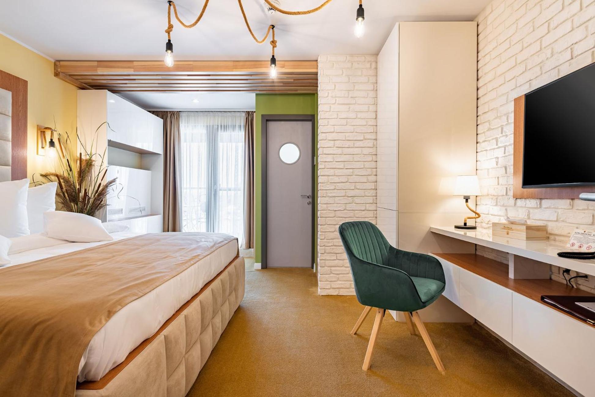 Amyntas Deluxe Room with balcony and marina view - Photo 9