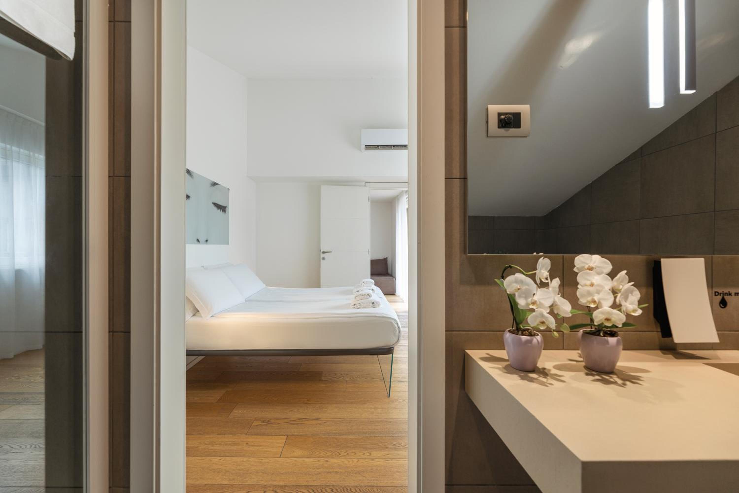 Suite with Balcony - Photo 8