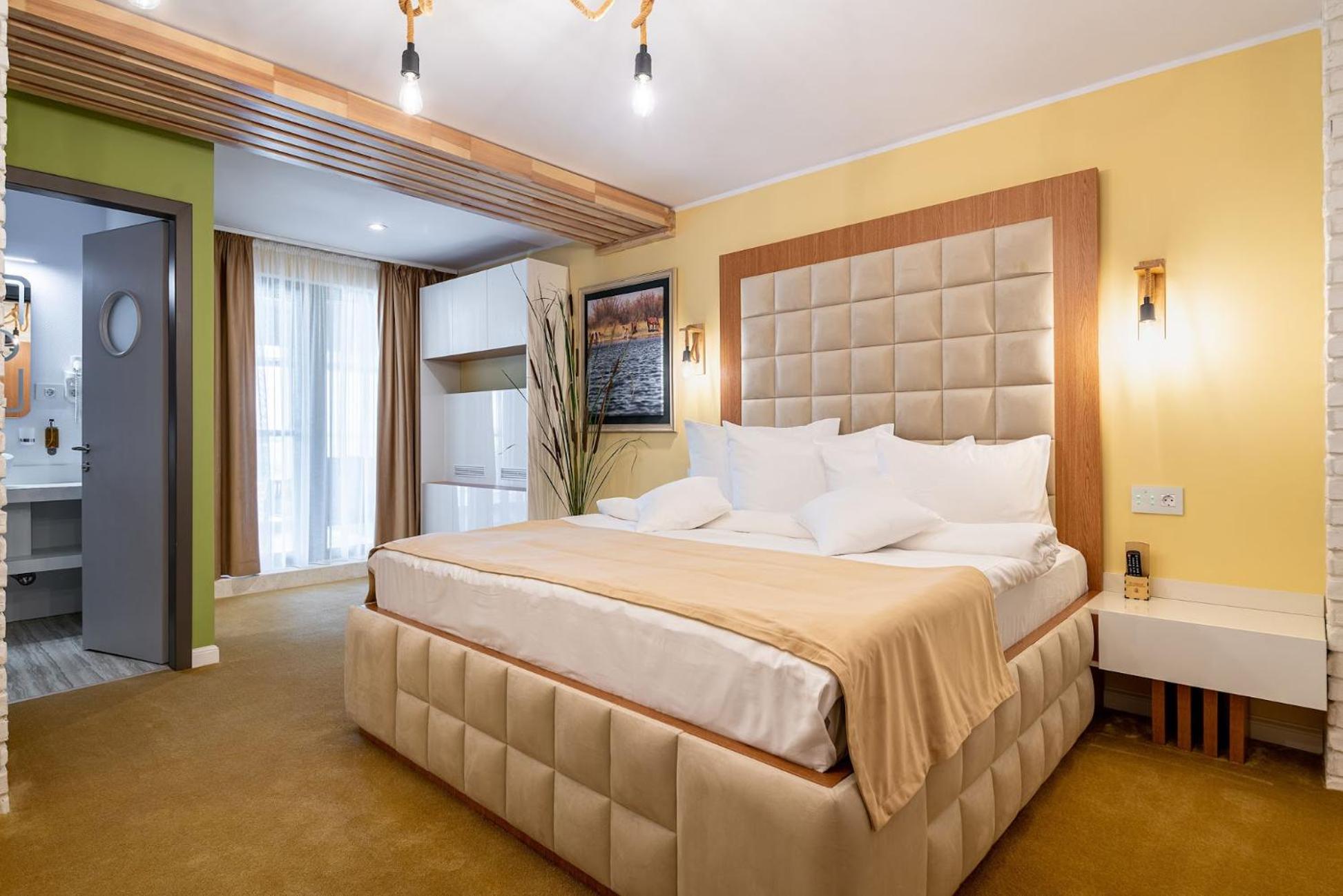 Amyntas Premium Room with balcony and lake view - Photo 1