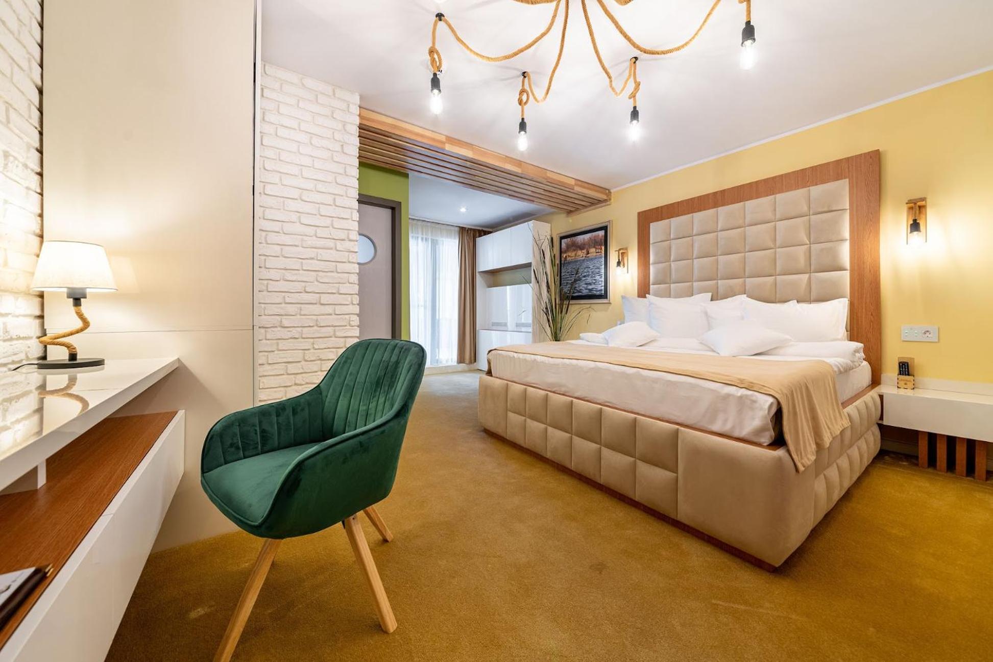 Amyntas Premium Room with balcony and lake view - Photo 9
