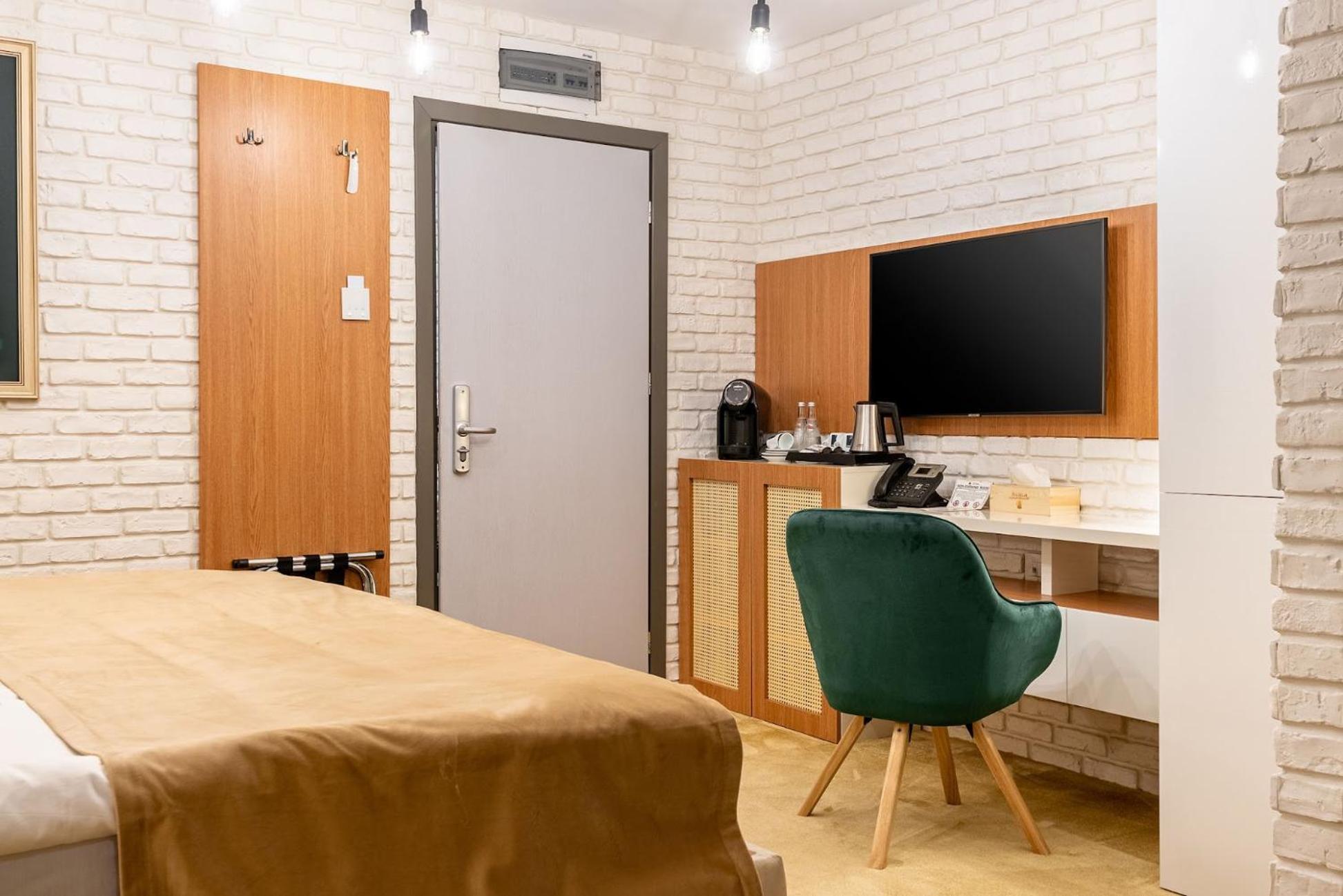 Amyntas Premium Room with balcony and lake view - Photo 6