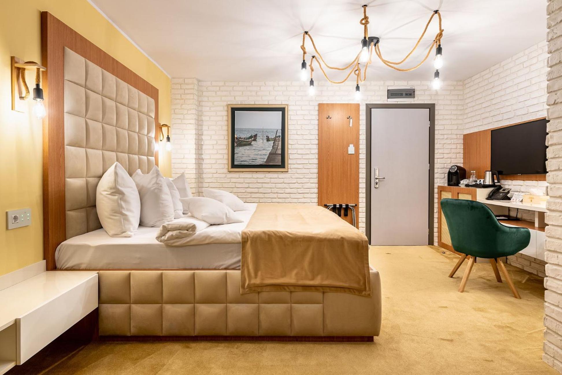 Amyntas Premium Room with balcony and lake view - Photo 10