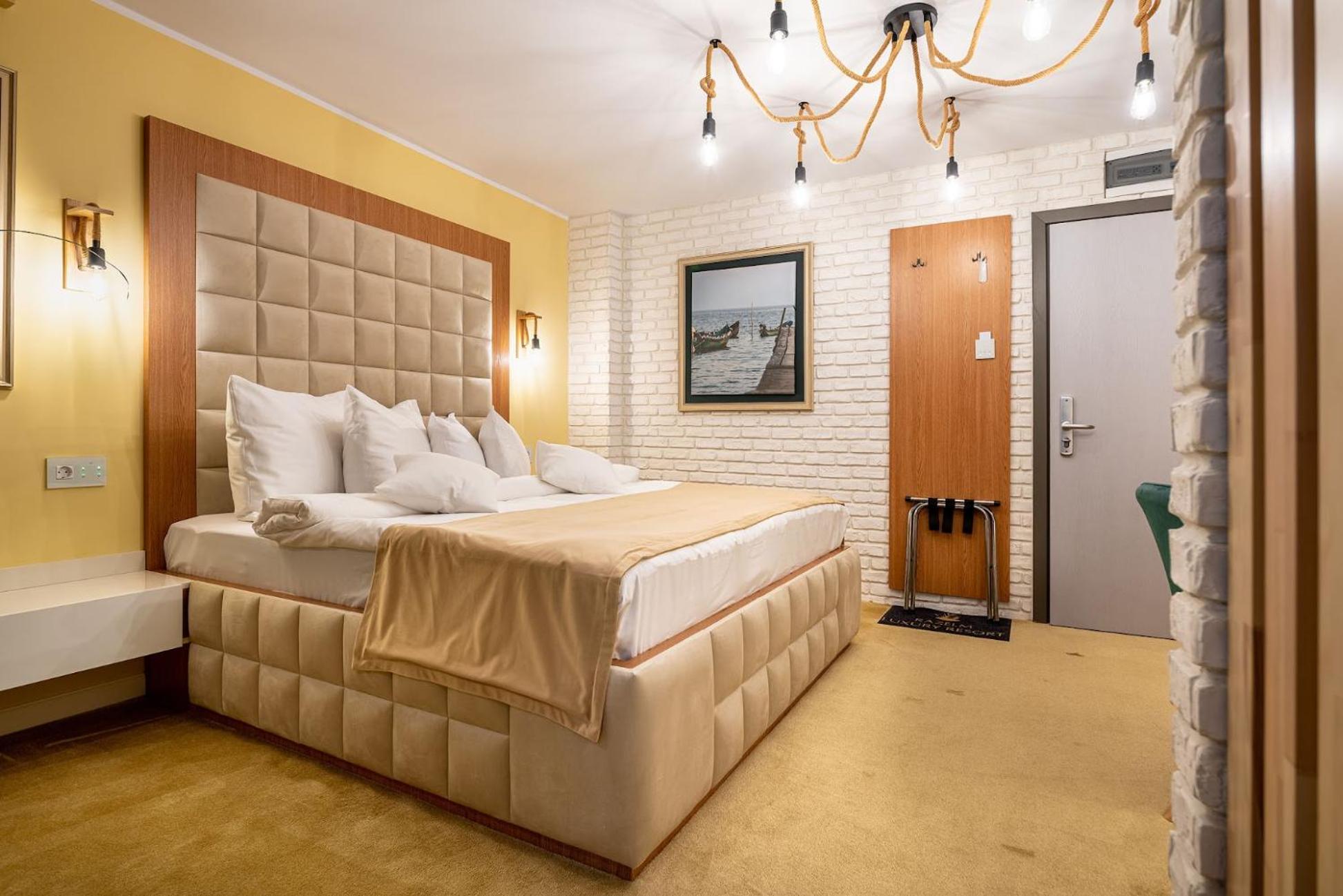 Amyntas Premium Room with balcony and lake view - Photo 11