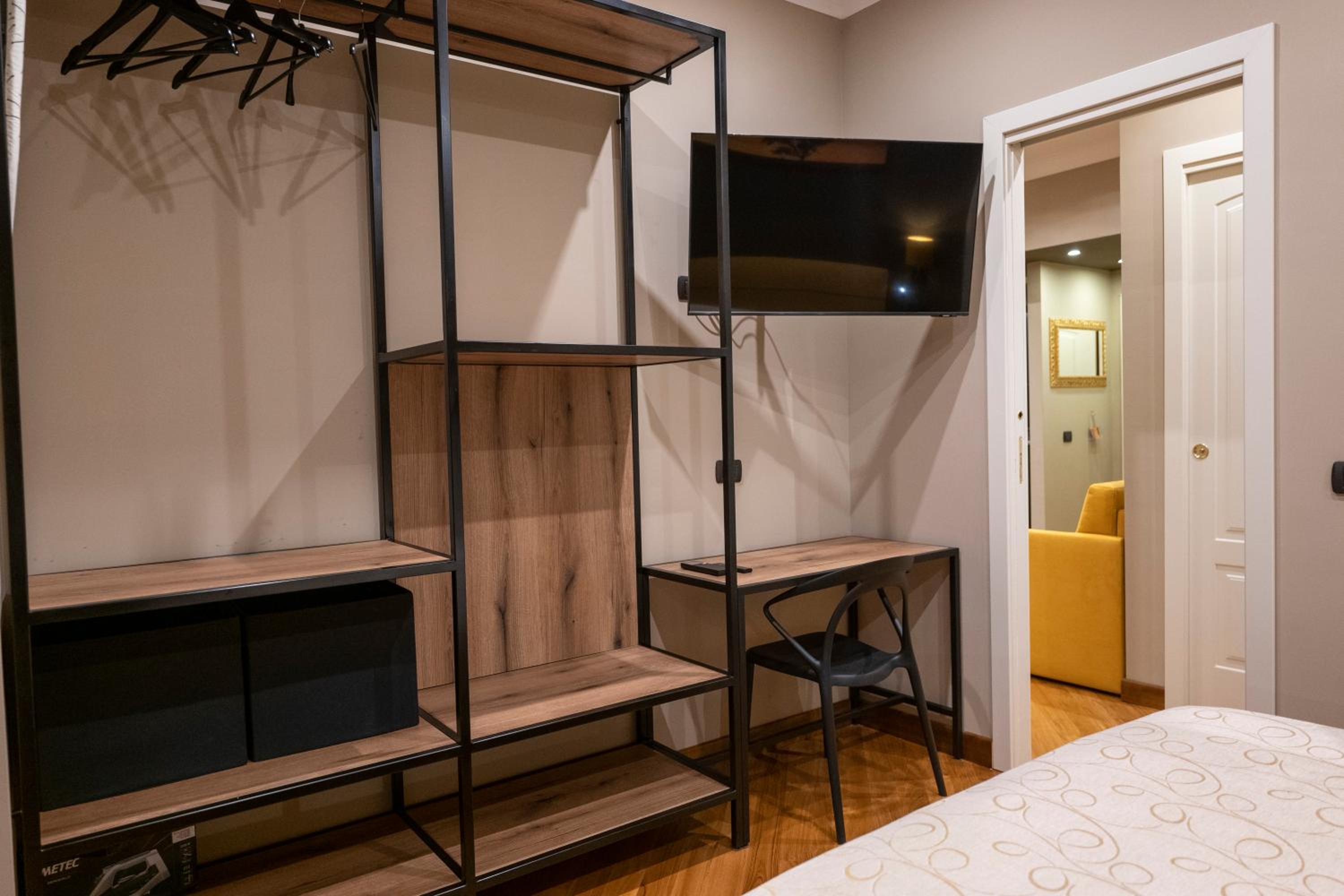 Deluxe One-Bedroom Apartment photo 3