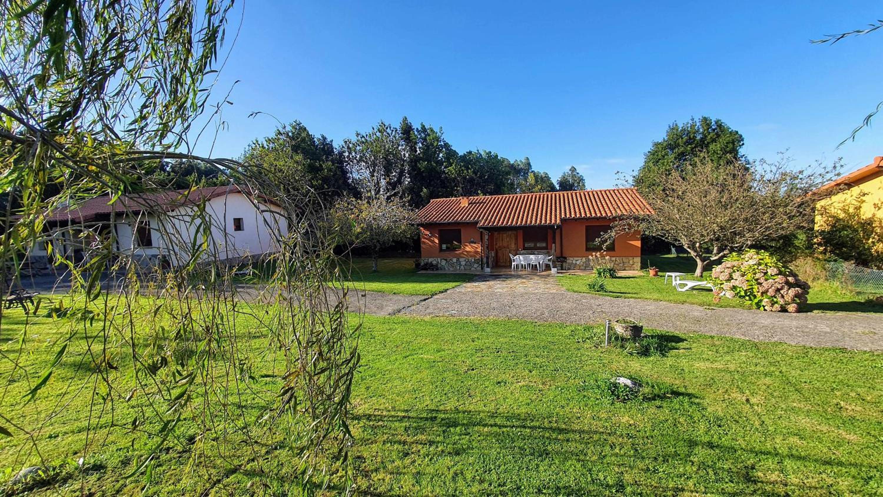 Six-Bedroom House photo 3