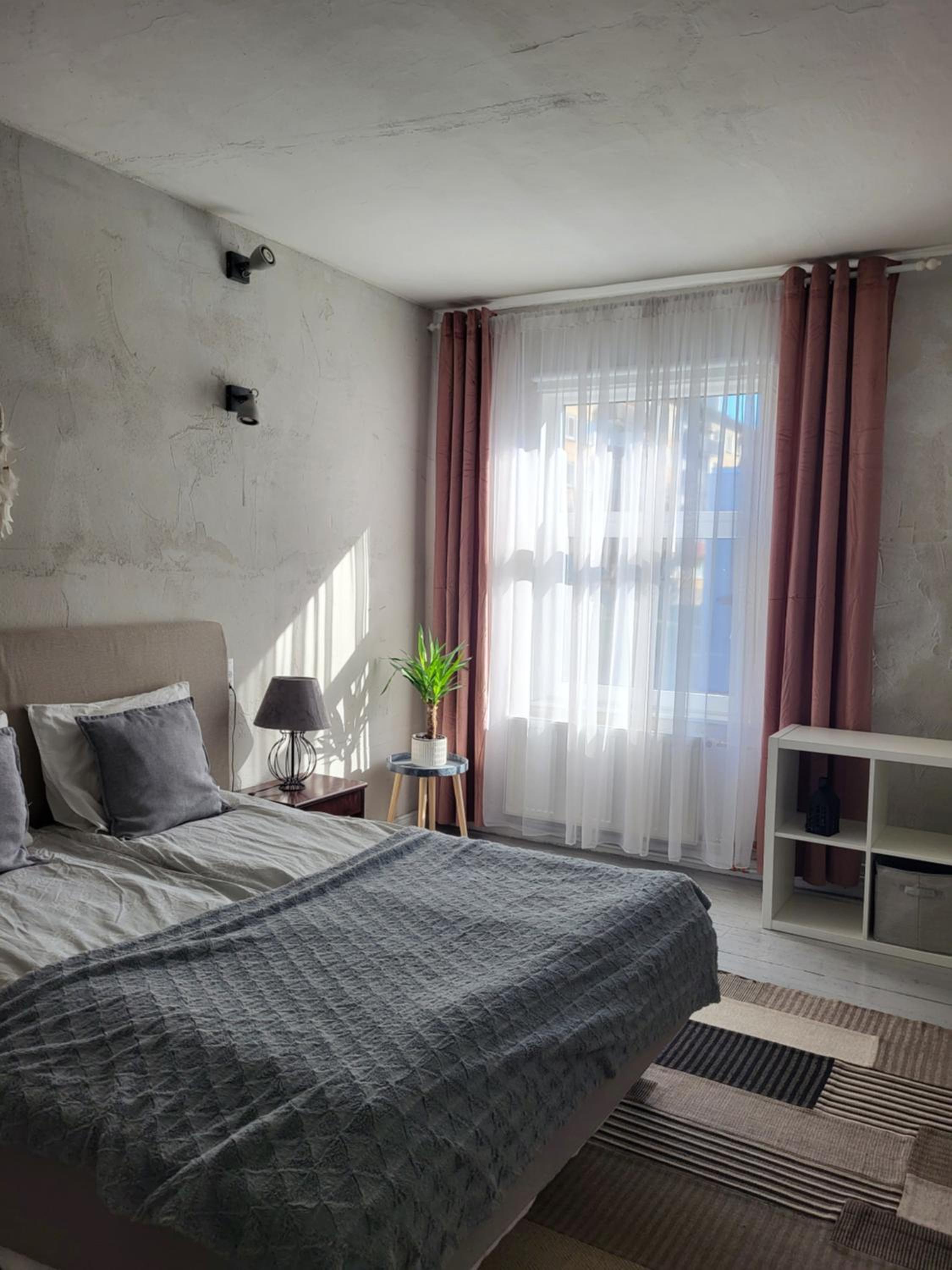 One-Bedroom Apartment - Photo 1