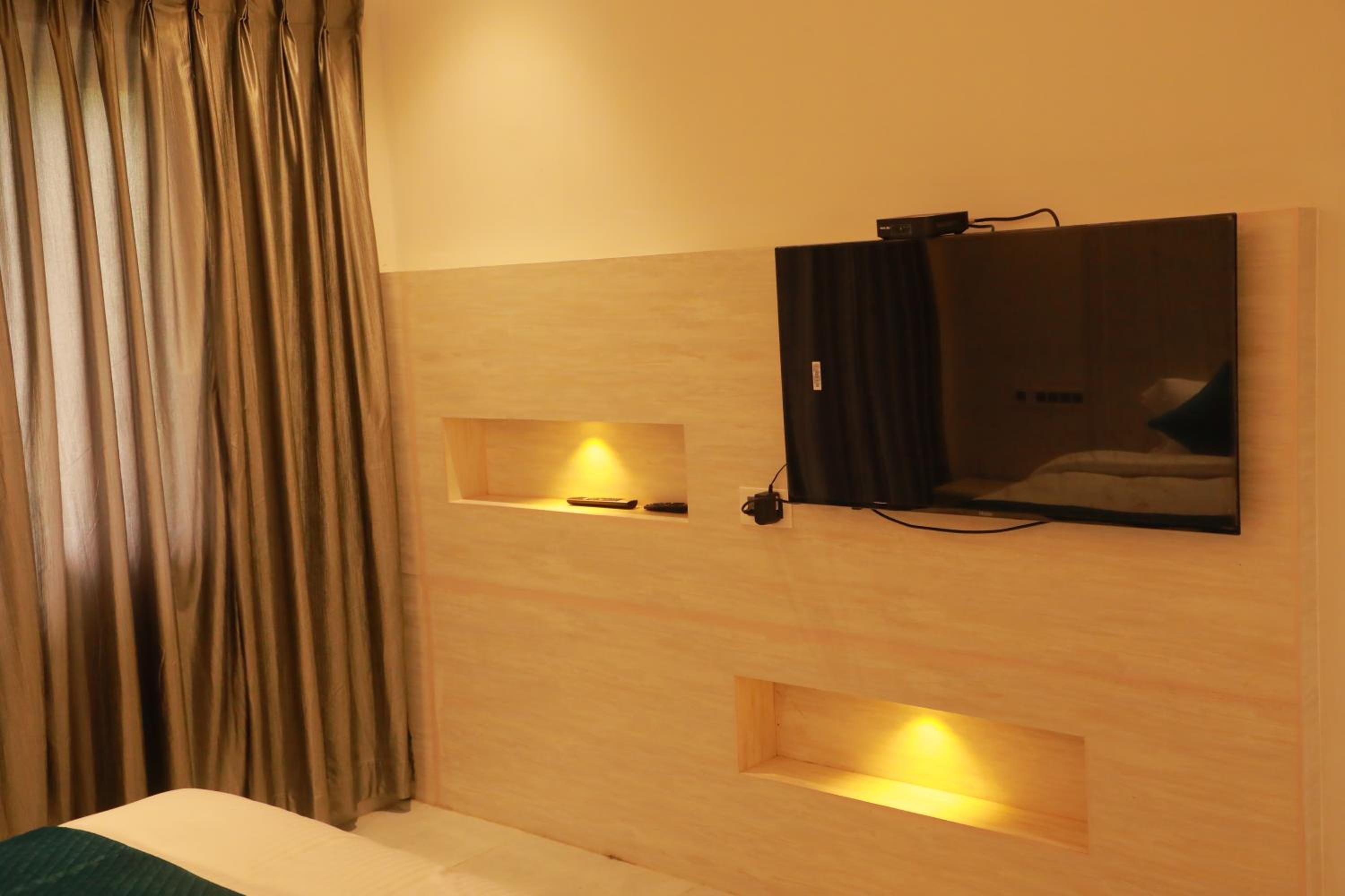 Double Room with Balcony - Photo 3