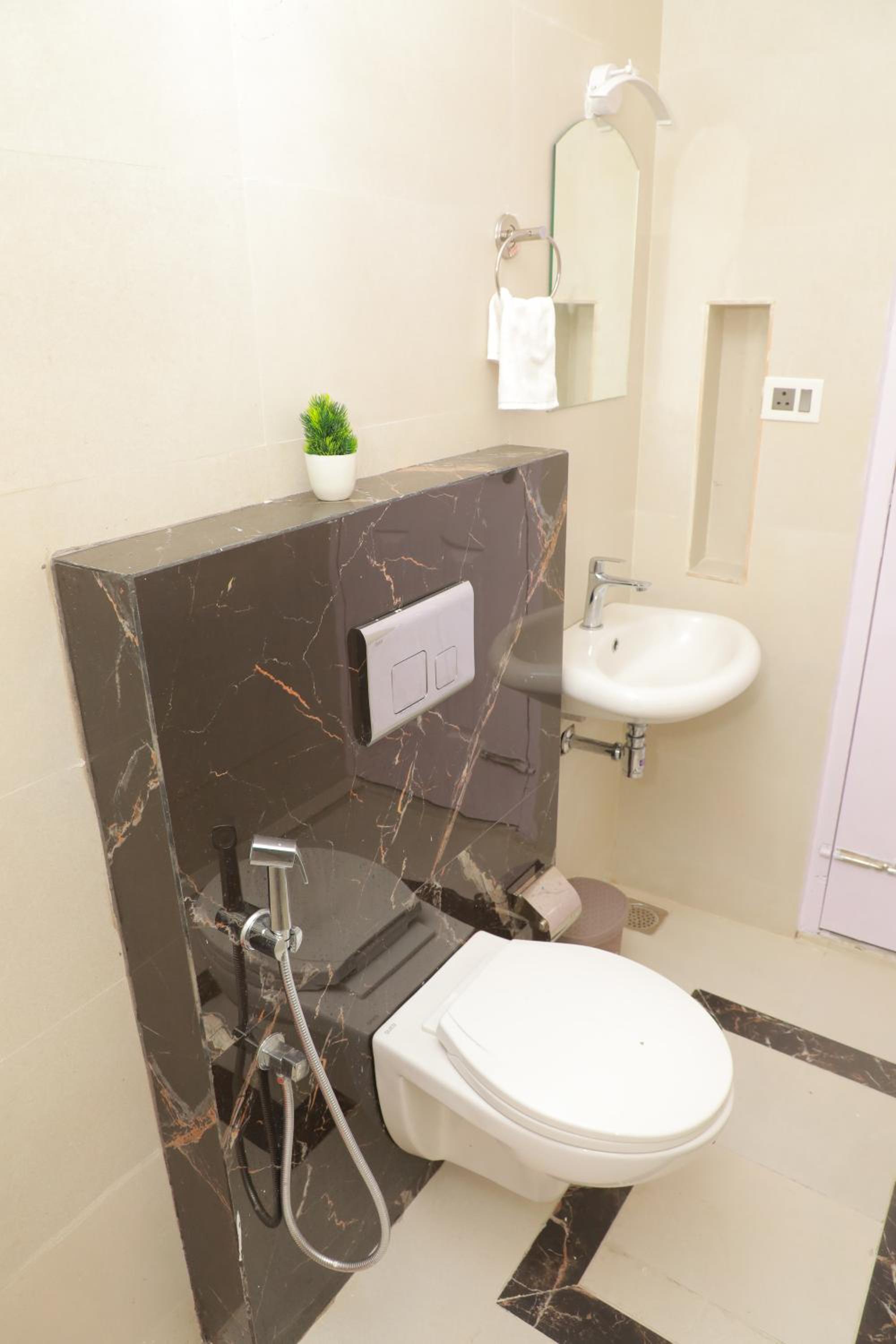 Deluxe Double Room with Balcony - Photo 4