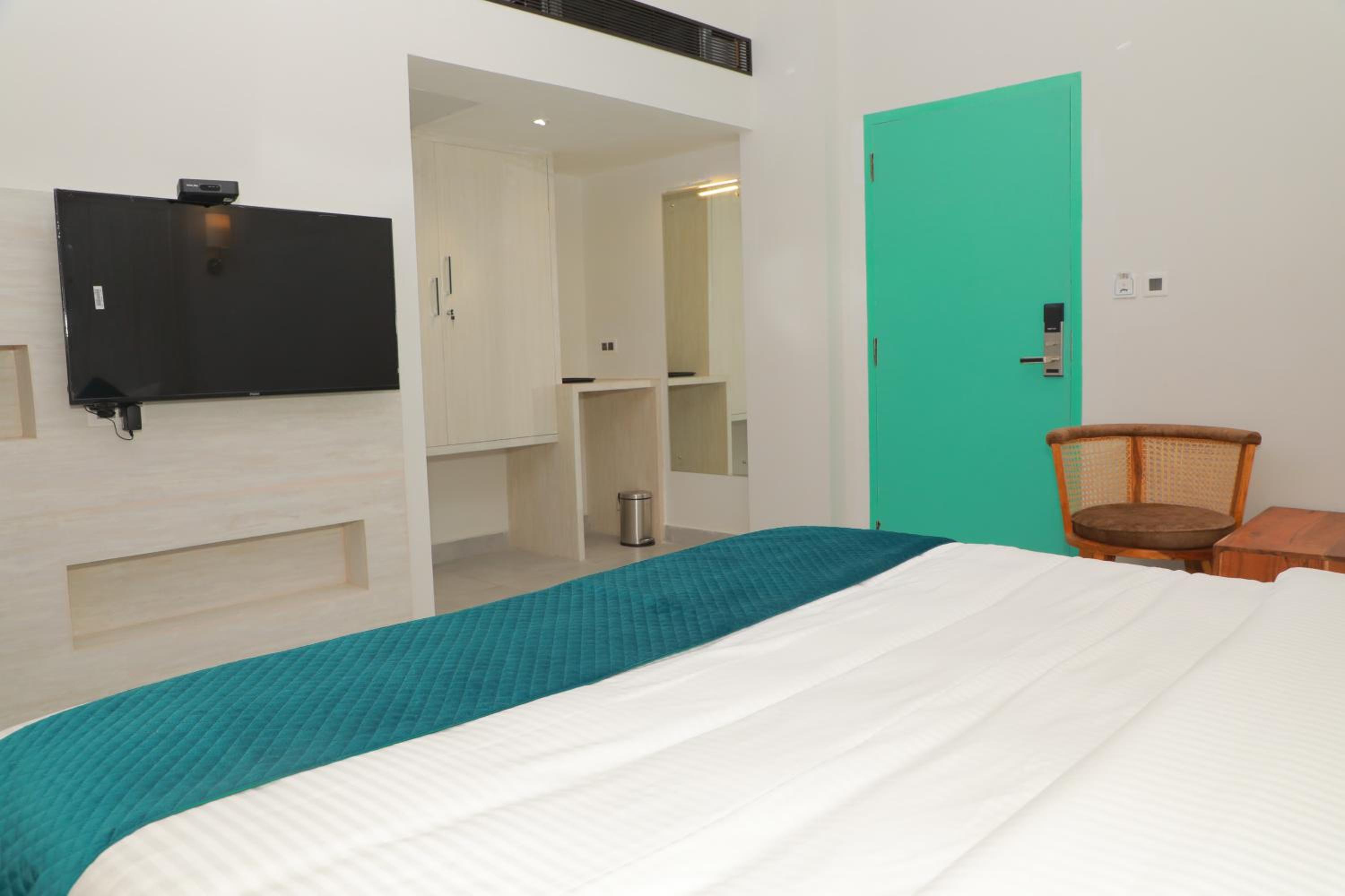 Deluxe Double Room with Balcony - Photo 2