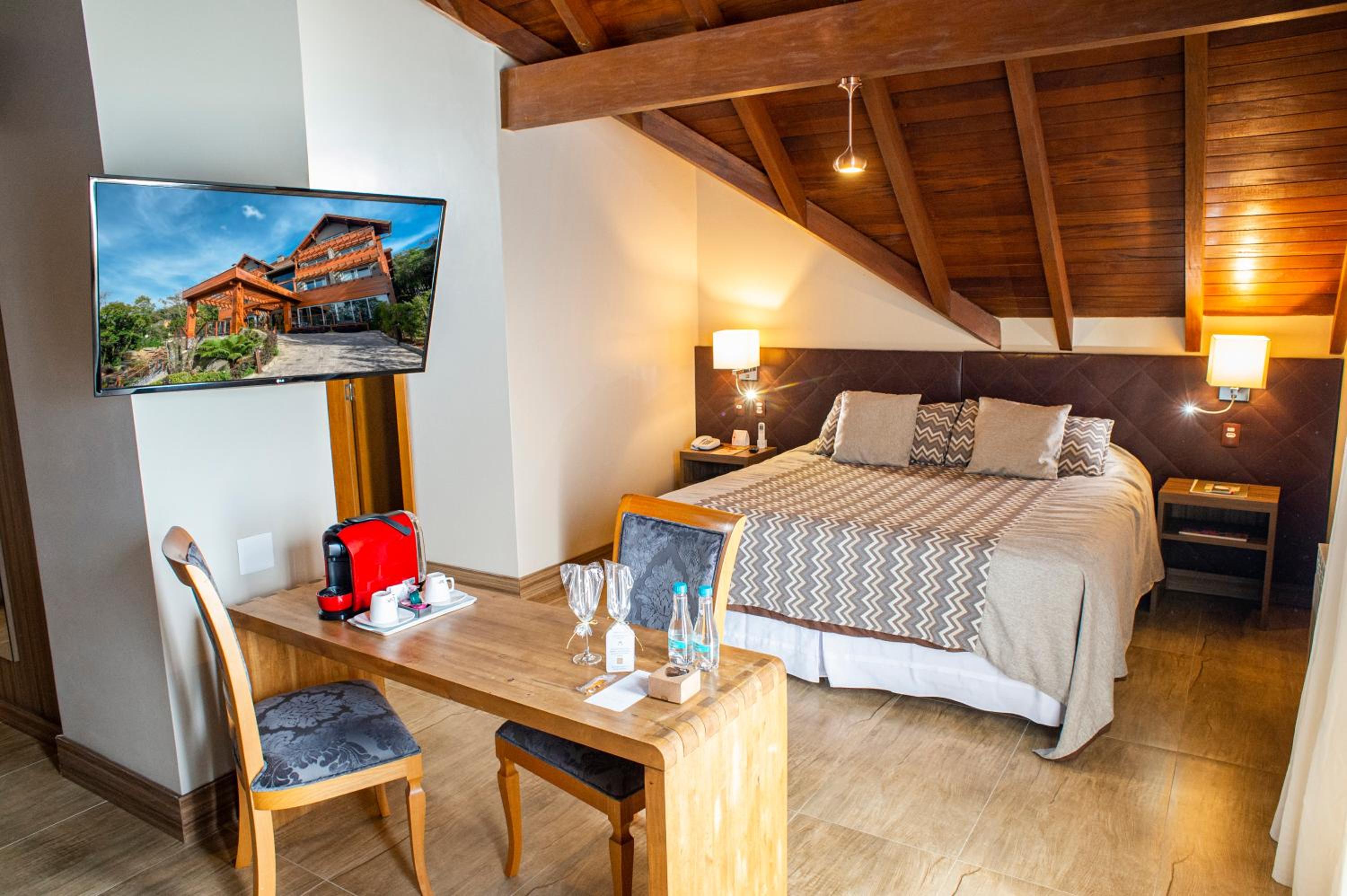 Master Suite with Hot Tub thumbnail 6